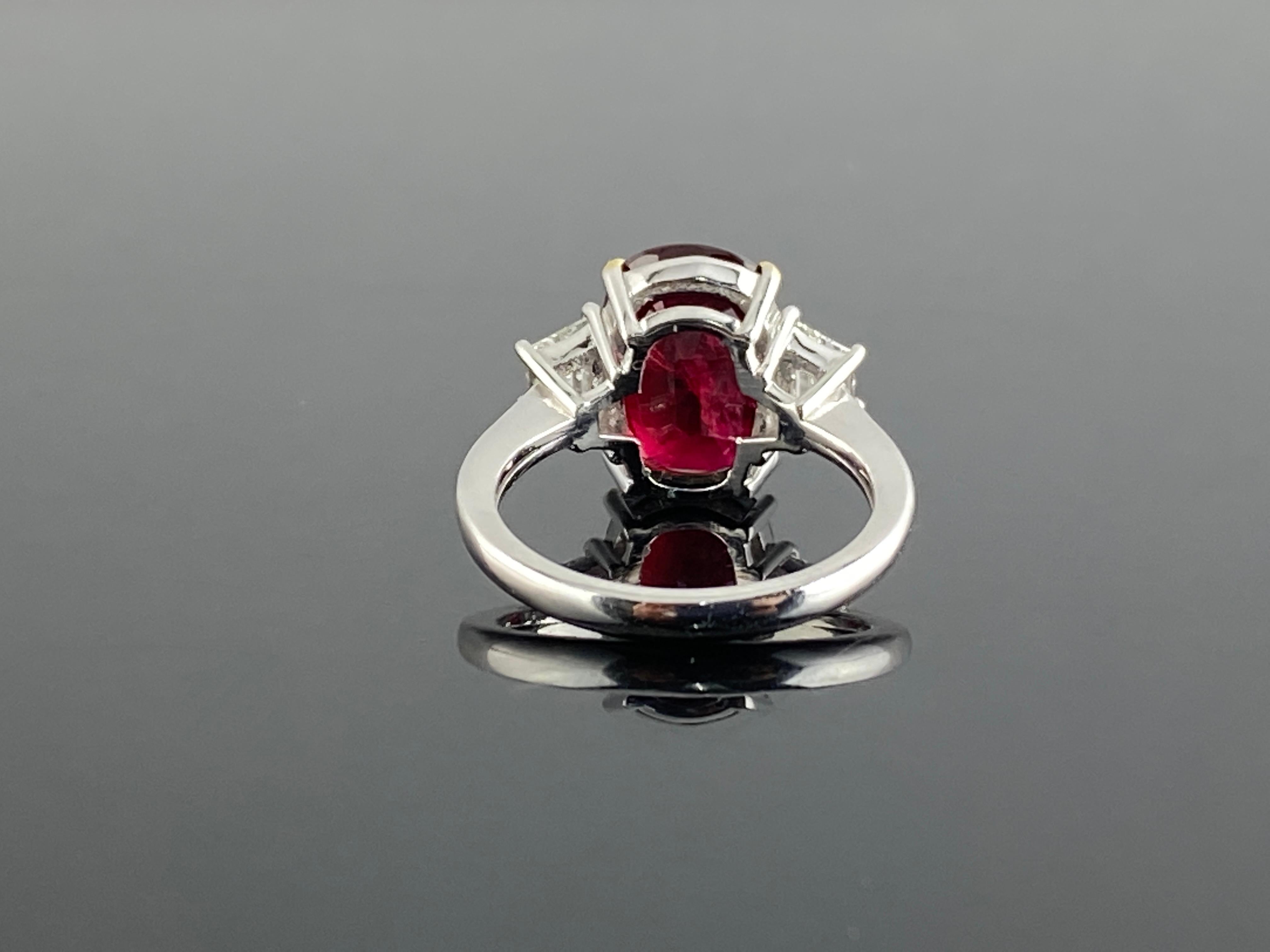Taille ovale Bague de fiançailles à trois pierres en rubis et diamants de 7,04 carats en vente