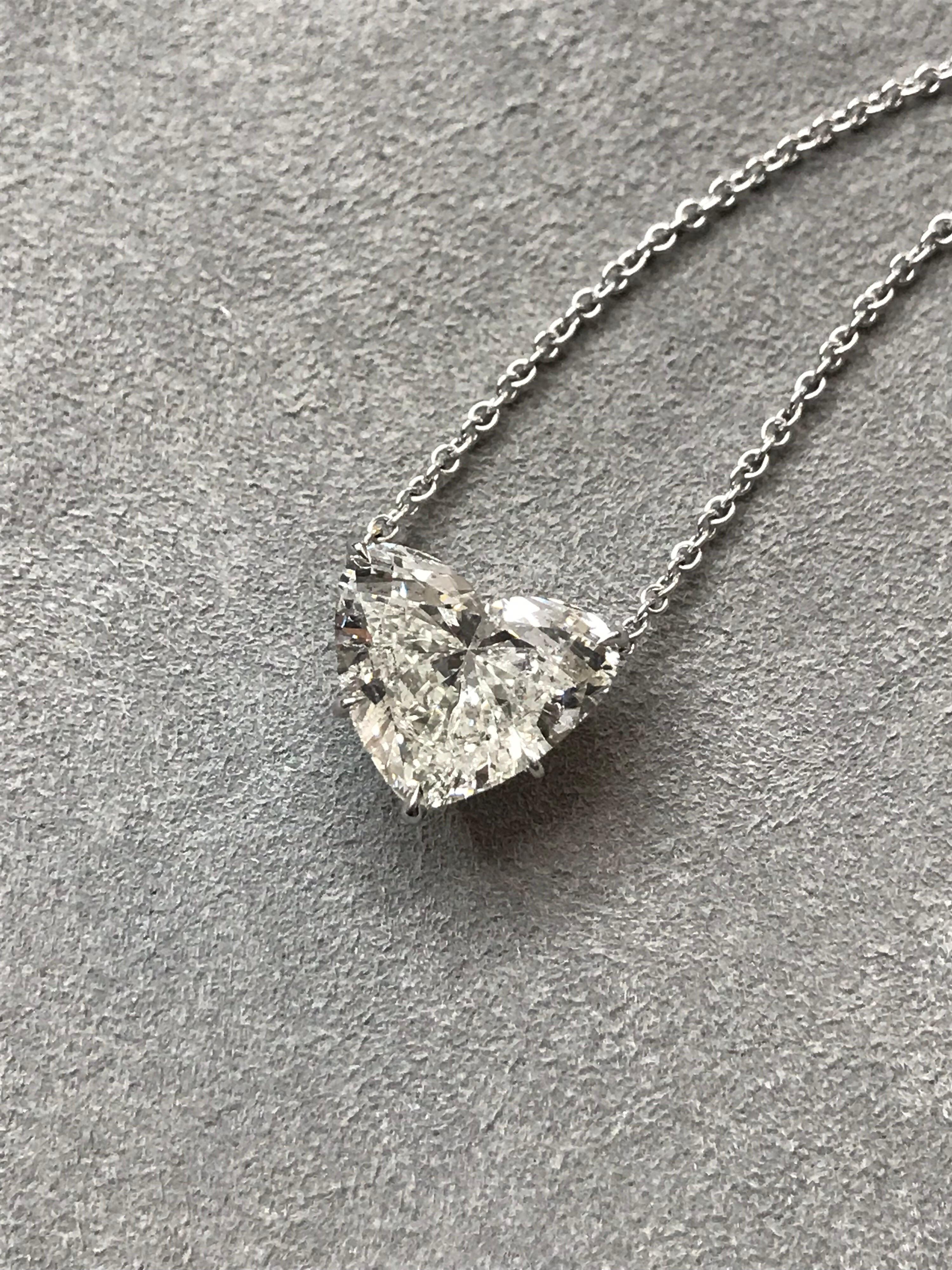 Roman Malakov 7.05 Carat Total Heart Shape Diamond Pendant Necklace In New Condition For Sale In New York, NY