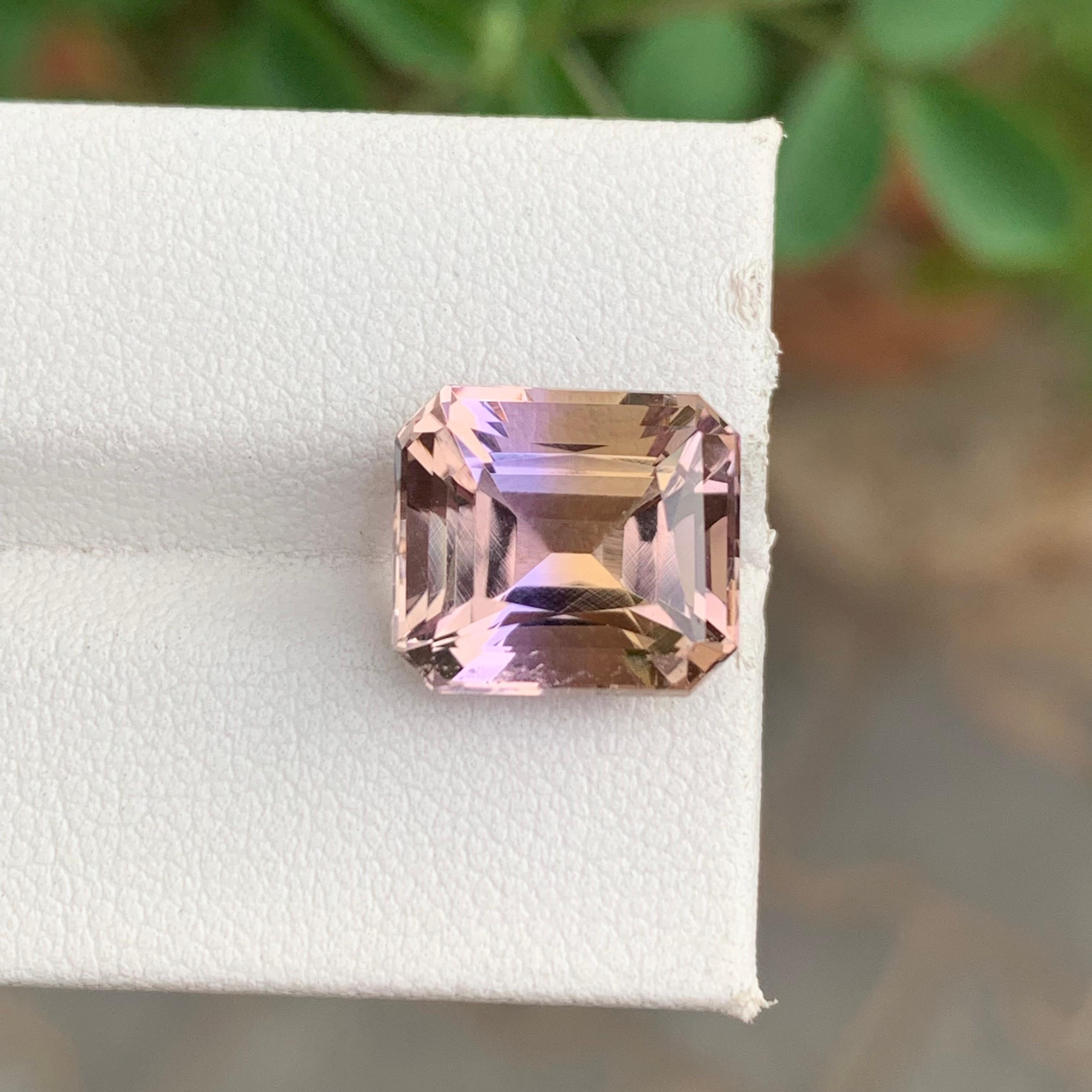 Ametrina facetada
Peso: 7,05 quilates
Dimensiones: 12,2 x 10,8 x 8,2 mm
Origen: Brasil
Color: morado y amarillo
Forma: Esmeralda
Tratamiento: No
Certficado: A petición
.
El ametrino es una gema única y cautivadora que muestra una armoniosa mezcla de