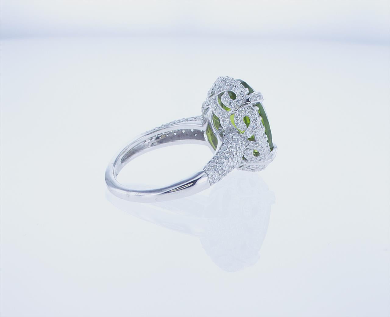 7.05 Carat Oval Peridot Cocktail Ring in 18k White Gold with Palladium In New Condition For Sale In New York, NY