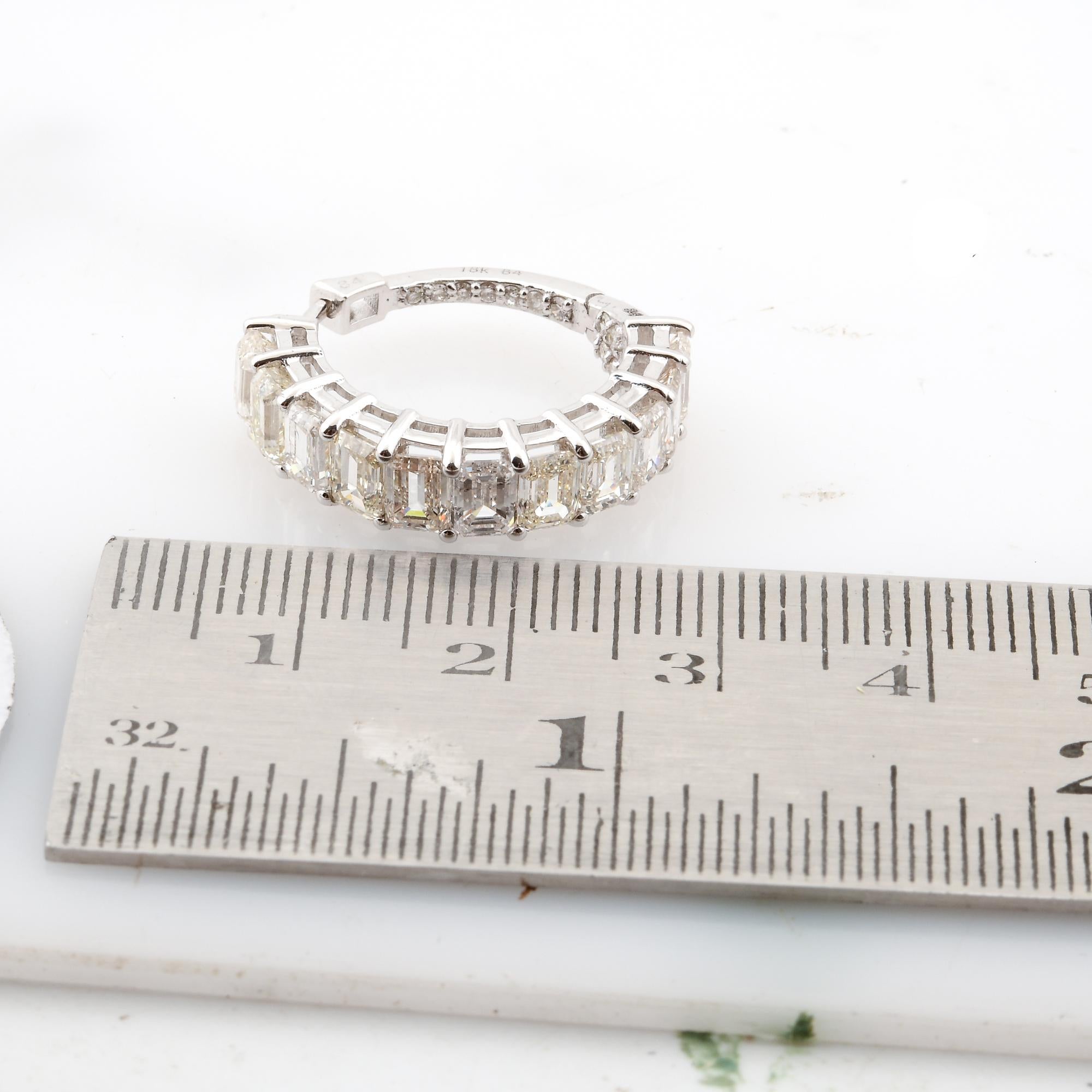 Pendientes de aro de diamantes redondos y talla esmeralda de 7,05 quilates Joyas de oro blanco de 18 quilates Corte esmeralda en venta