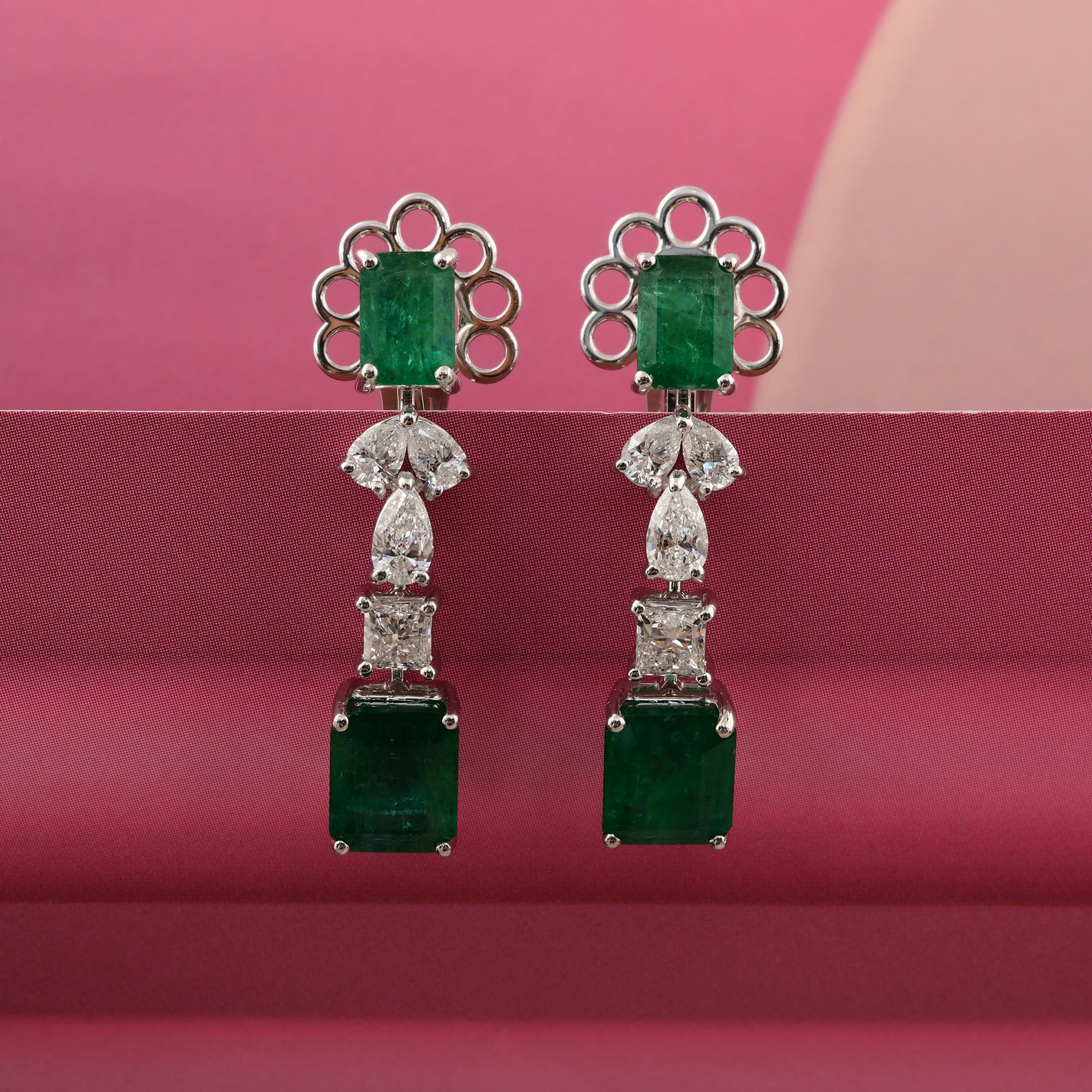 Fusi in oro a 18 carati, questi squisiti orecchini sono impreziositi da uno smeraldo dello Zambia di 7,05 carati e da 1,66 carati di diamanti scintillanti.

Segui la vetrina di Spectrum Jewels per vedere le ultime collezioni e i pezzi esclusivi.