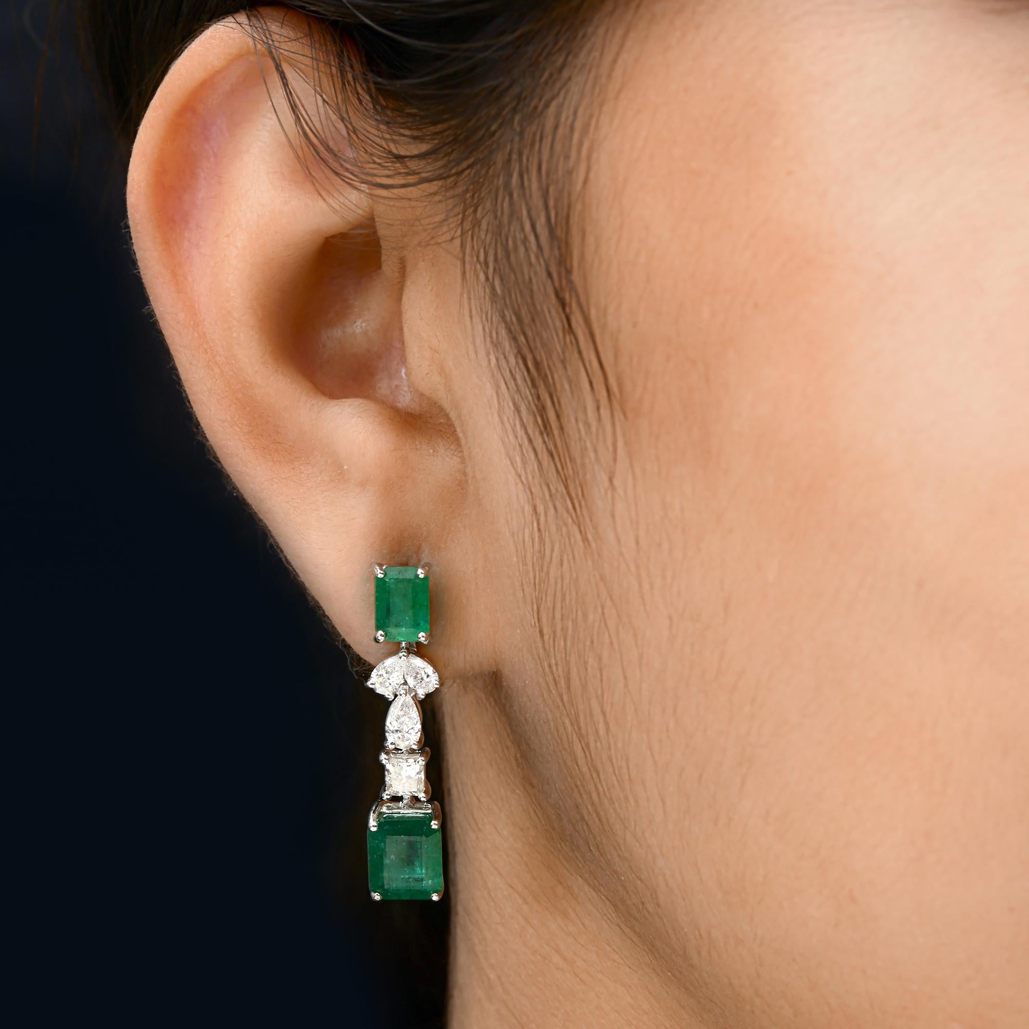 Orecchini in oro bianco 18k con smeraldo dello Zambia da 7,05 carati e diamanti a forma multipla da 1,66 carati
Questi orecchini sono caratterizzati da due smeraldi taglio pera, uno incastonato sulla parte superiore, seguito da diamanti in basso e