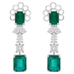 Boucles d'oreilles en or blanc 18 carats avec émeraude de Zambie de 7,05 carats et diamants multiformes de 1,66 carat