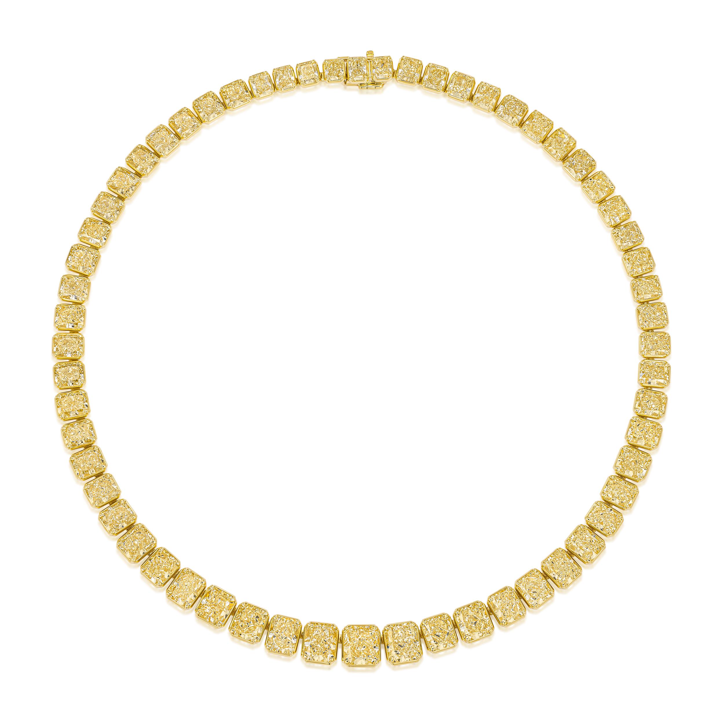 Este excepcional collar de diamantes radiantes de 70,52 ctw es una auténtica obra maestra, elaborada en oro amarillo de 18 quilates. El collar incluye 60 diamantes de talla radiante, cada uno de ellos de una claridad impecable con grados IF, VVS y