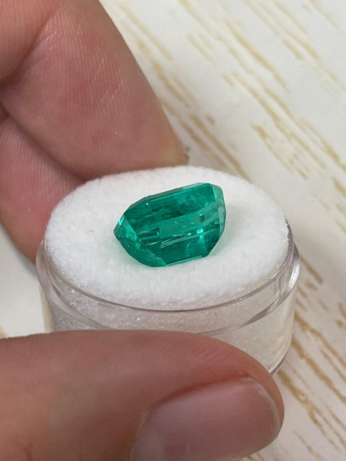 7.06 Carat 12x9.5 Glowing Bluish Green Colombian Emerald - Emerald Cut Muzo Mine For Sale 2
