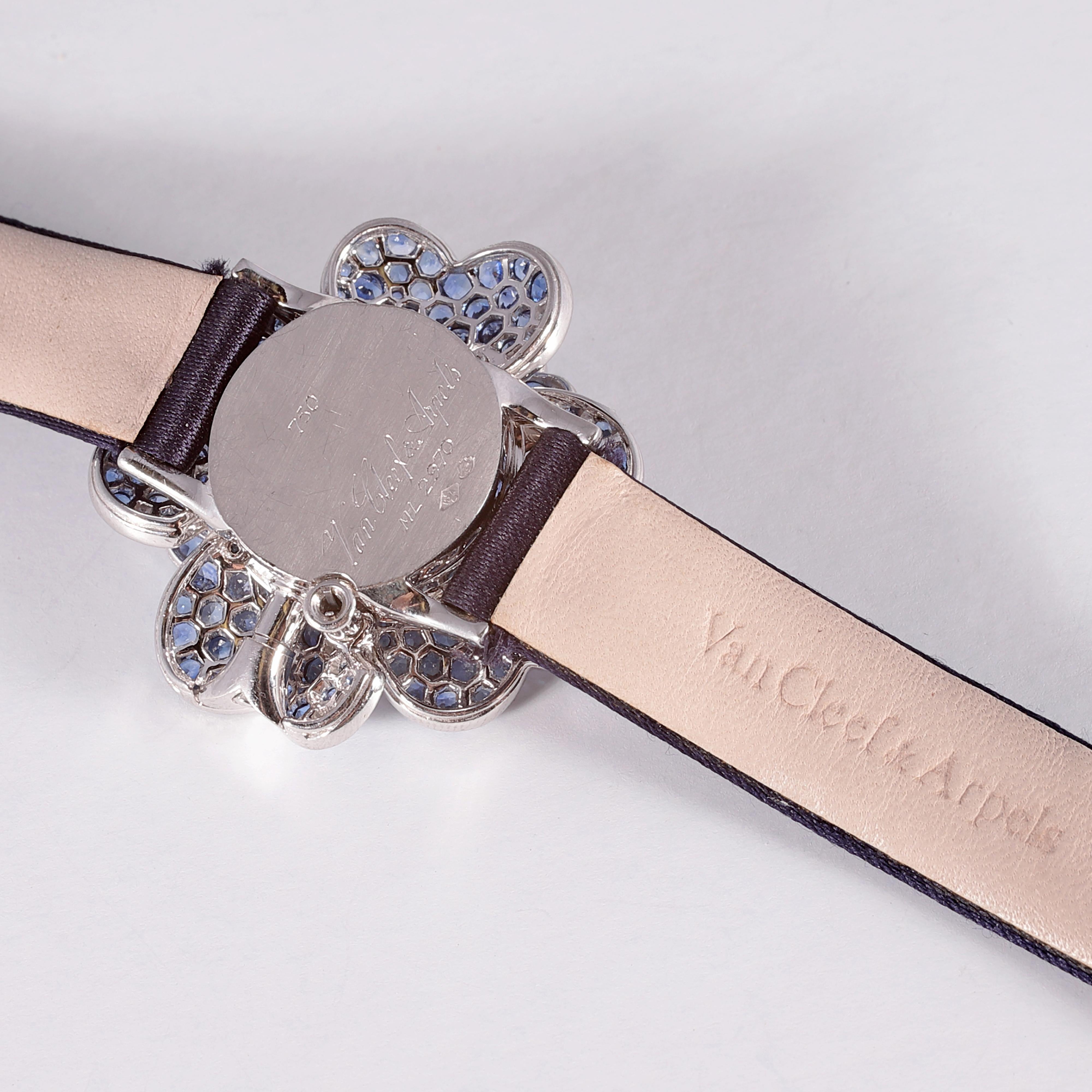 Diese Van Cleef & Arpels Cosmos Armbanduhr ist wie ein geheimer Garten voller Blumen an Ihrem Handgelenk!   
Die legendäre Geschichte der Schmuck- und Uhrenmanufaktur Van Cleef & Arpels begann mit der Liebesgeschichte zwischen Alfred Van Cleef, dem