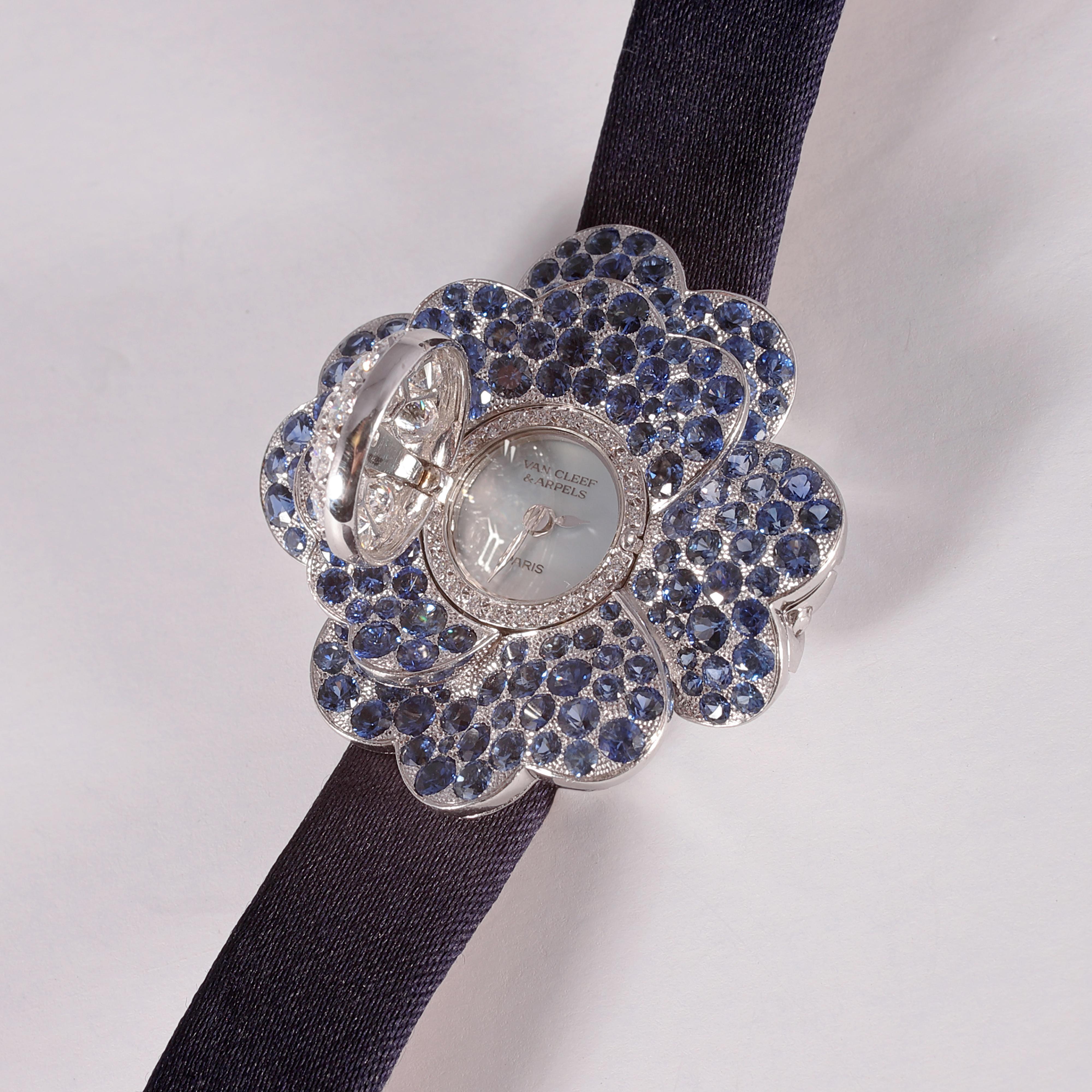 Van Cleef & Arpels Cosmos-Uhr mit 7,06 Karat blauem Saphir und 3,32 Karat Diamant im Zustand „Gut“ im Angebot in Dallas, TX