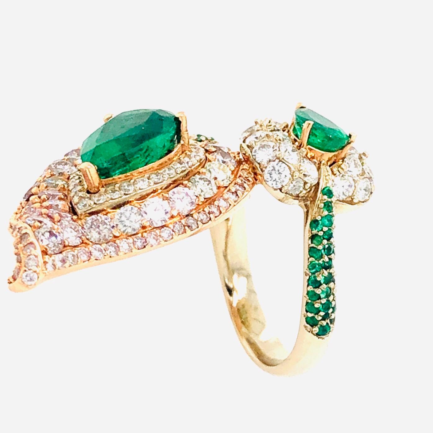 7.06 Carat Pink Diamonds and Emerald Ring 18 Karat Gold In Excellent Condition For Sale In Miami, FL