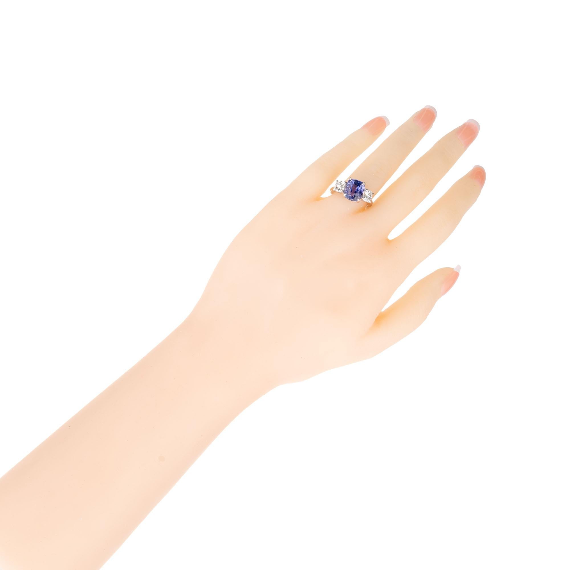 Bague de fiançailles à trois pierres en platine avec saphir violet de 7,06 carats et diamants Excellent état - En vente à Stamford, CT