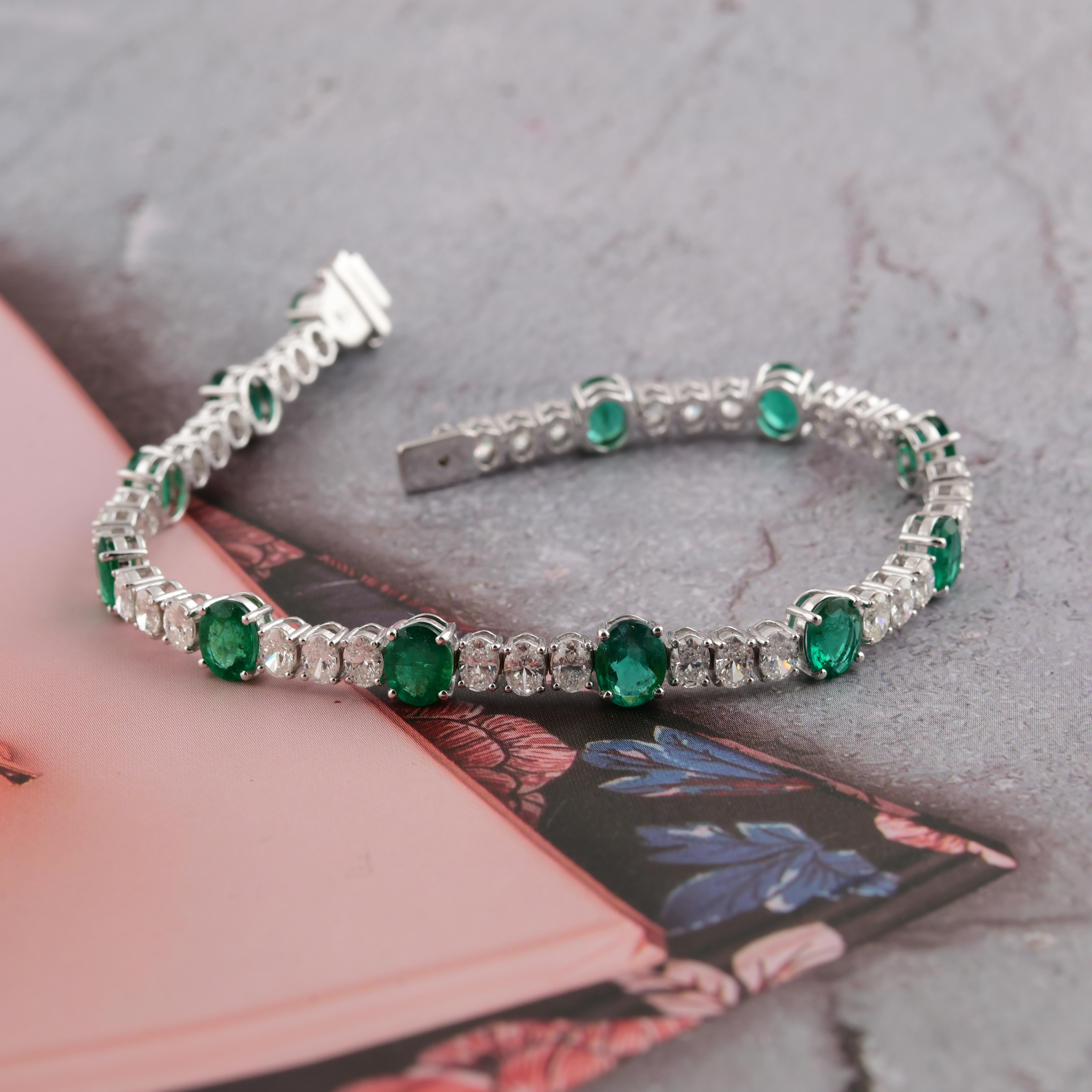 Modern 7.06 Carat Zambian Emerald 4.69 Carat SI/H Diamond Bracelet 18 Karat White Gold For Sale