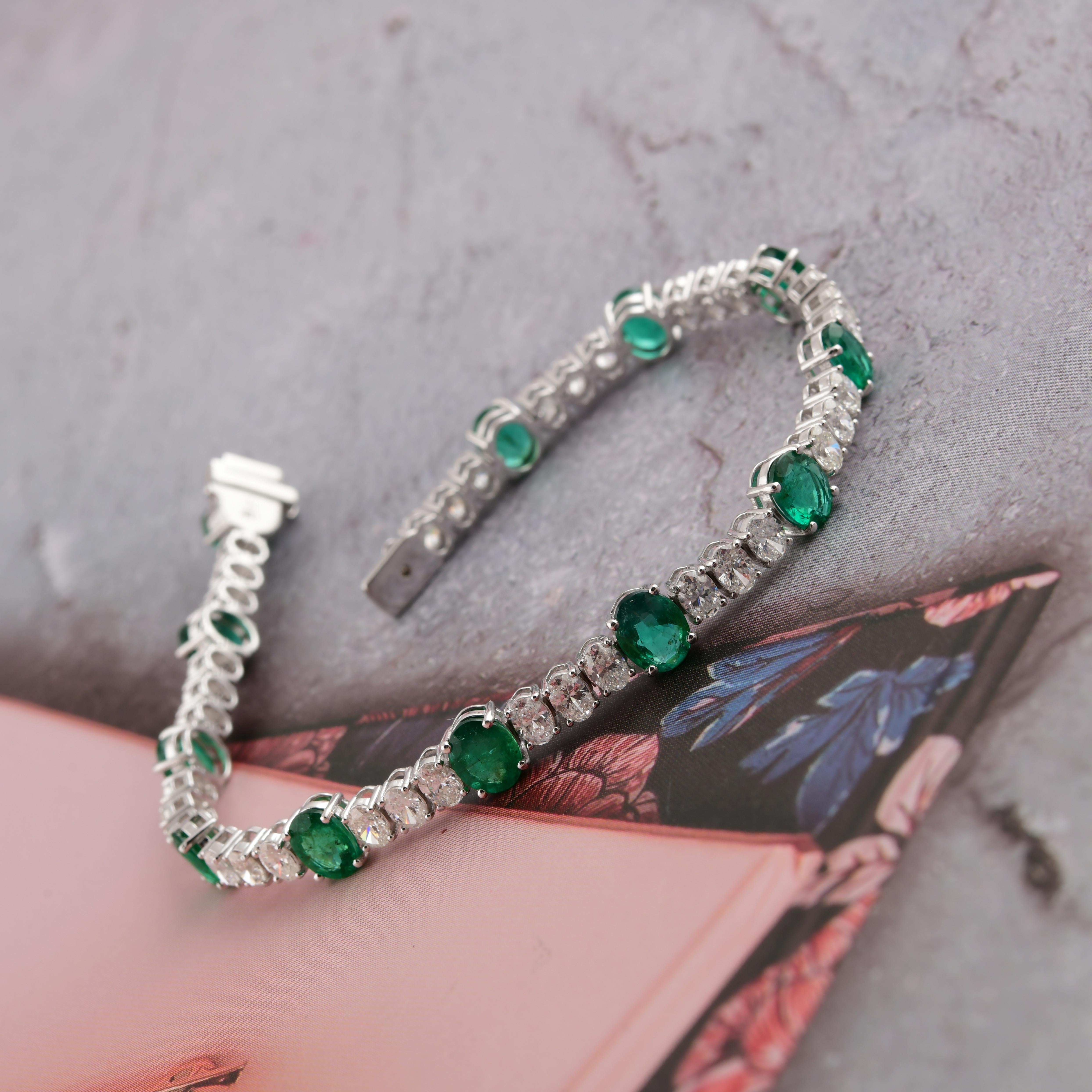 Oval Cut 7.06 Carat Zambian Emerald 4.69 Carat SI/H Diamond Bracelet 18 Karat White Gold For Sale