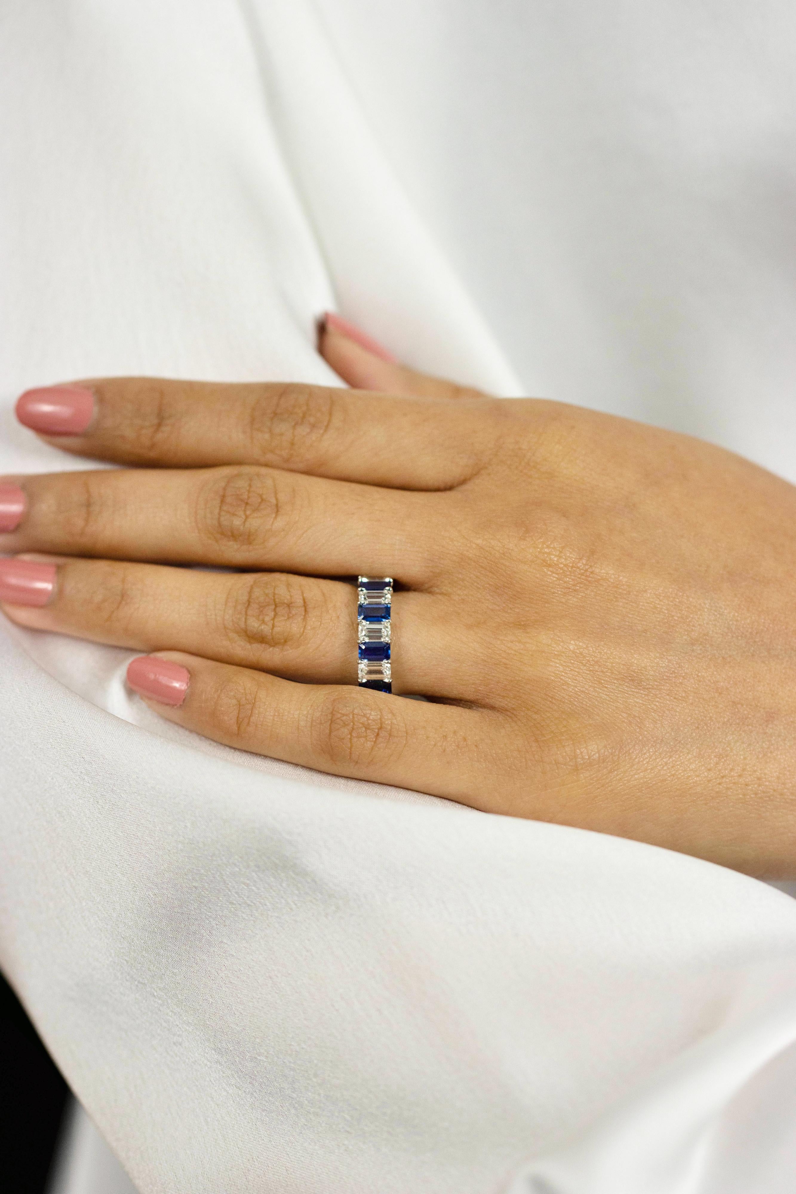 7,06 Karat Smaragdschliff abwechselnd blauer Saphir und Diamant-Hochzeitsring im Zustand „Neu“ im Angebot in New York, NY