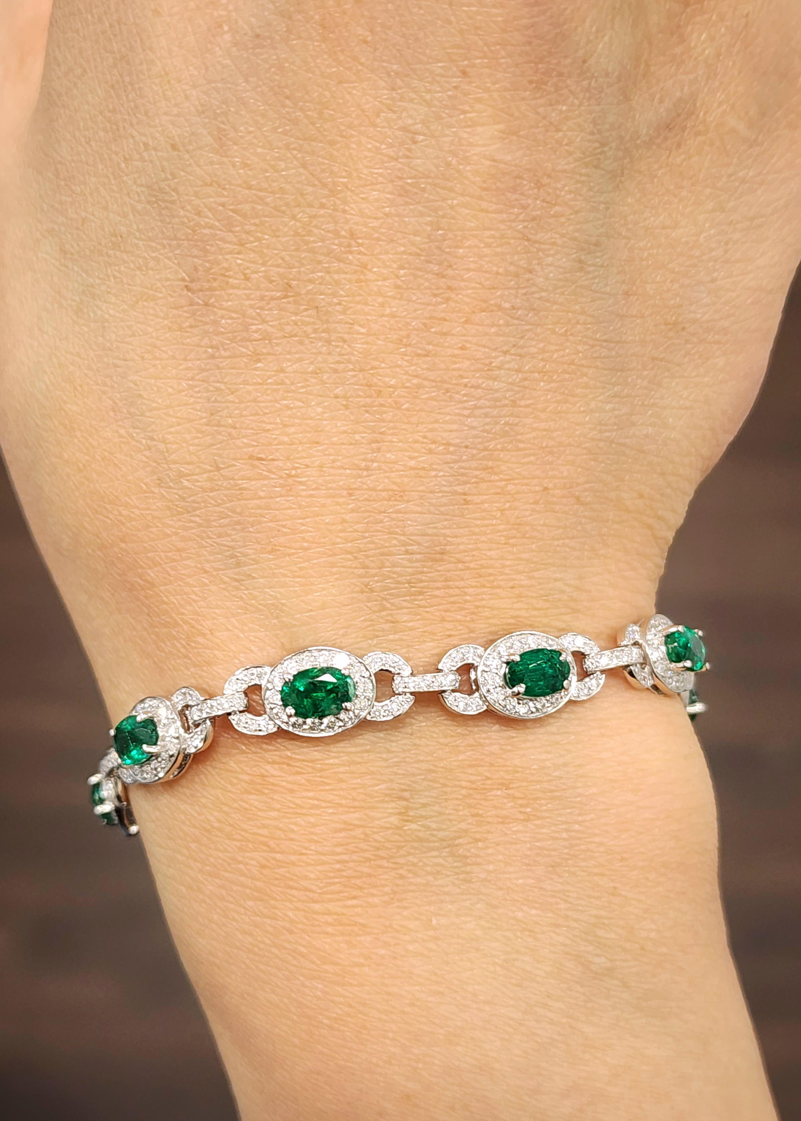 Cet élégant bracelet de tennis est réalisé en platine. Whiting présente 4,63 carats de 10 émeraudes vertes de taille ovale, complétés par 2,43 carats de 321 diamants blancs ronds. Les diamants présentent une couleur F/G et une pureté VS1/VS2. Le