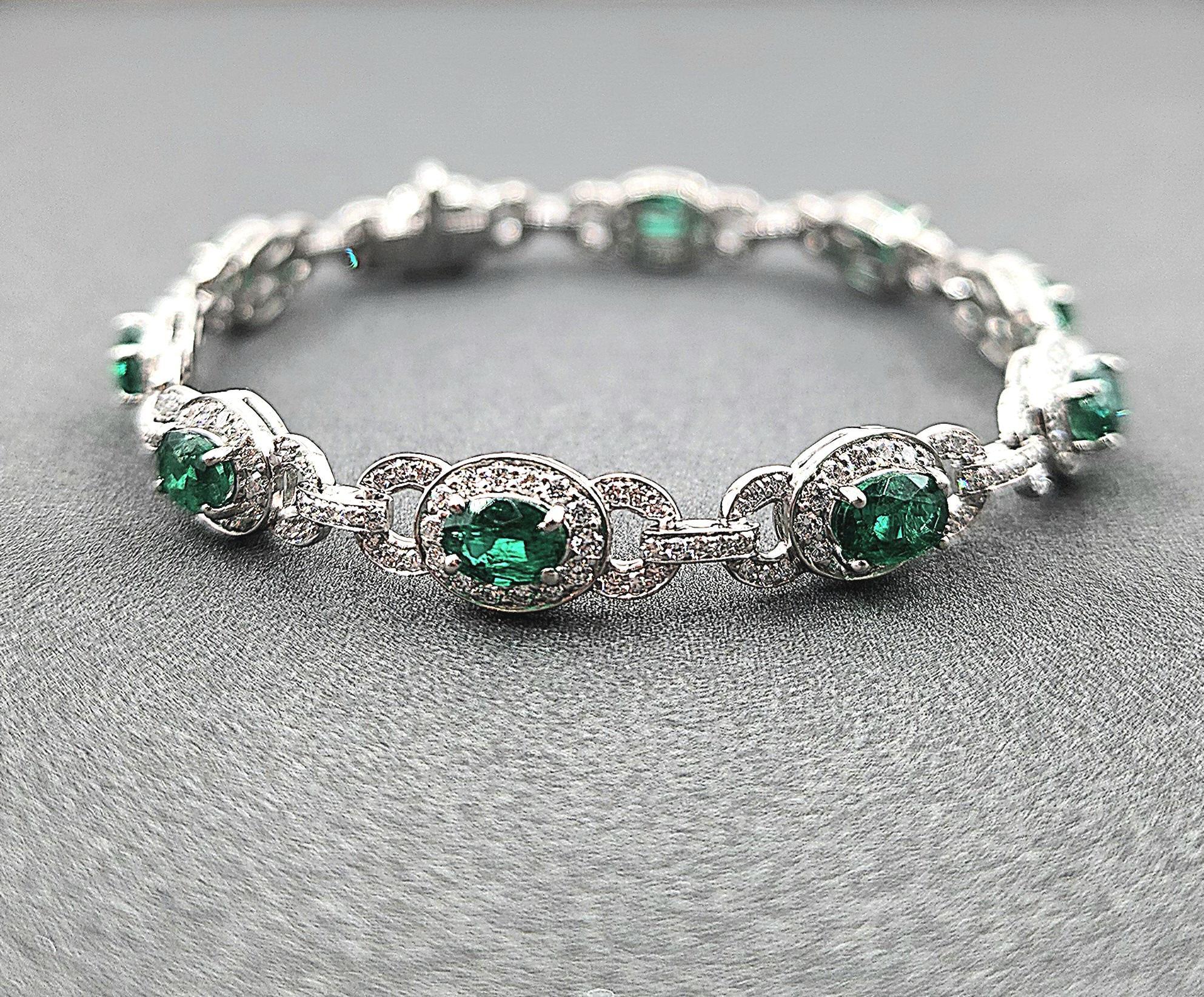 Bracelet d'émeraudes naturelles et de diamants de 7.06 ct en vente 1