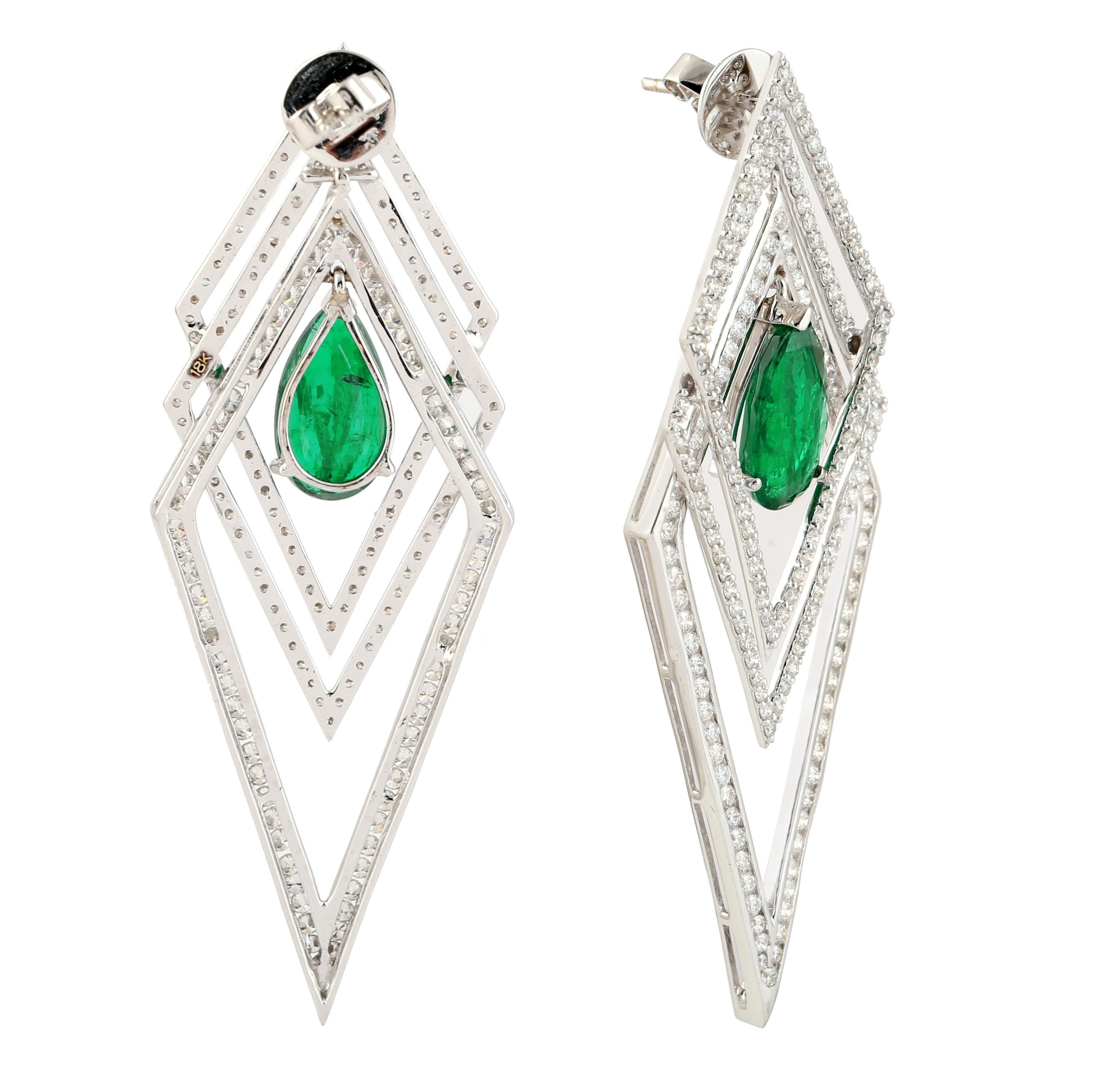 Taglio misto Orecchini pendenti con smeraldo a forma di pera e diamanti con design a rombo 7,06ct in vendita