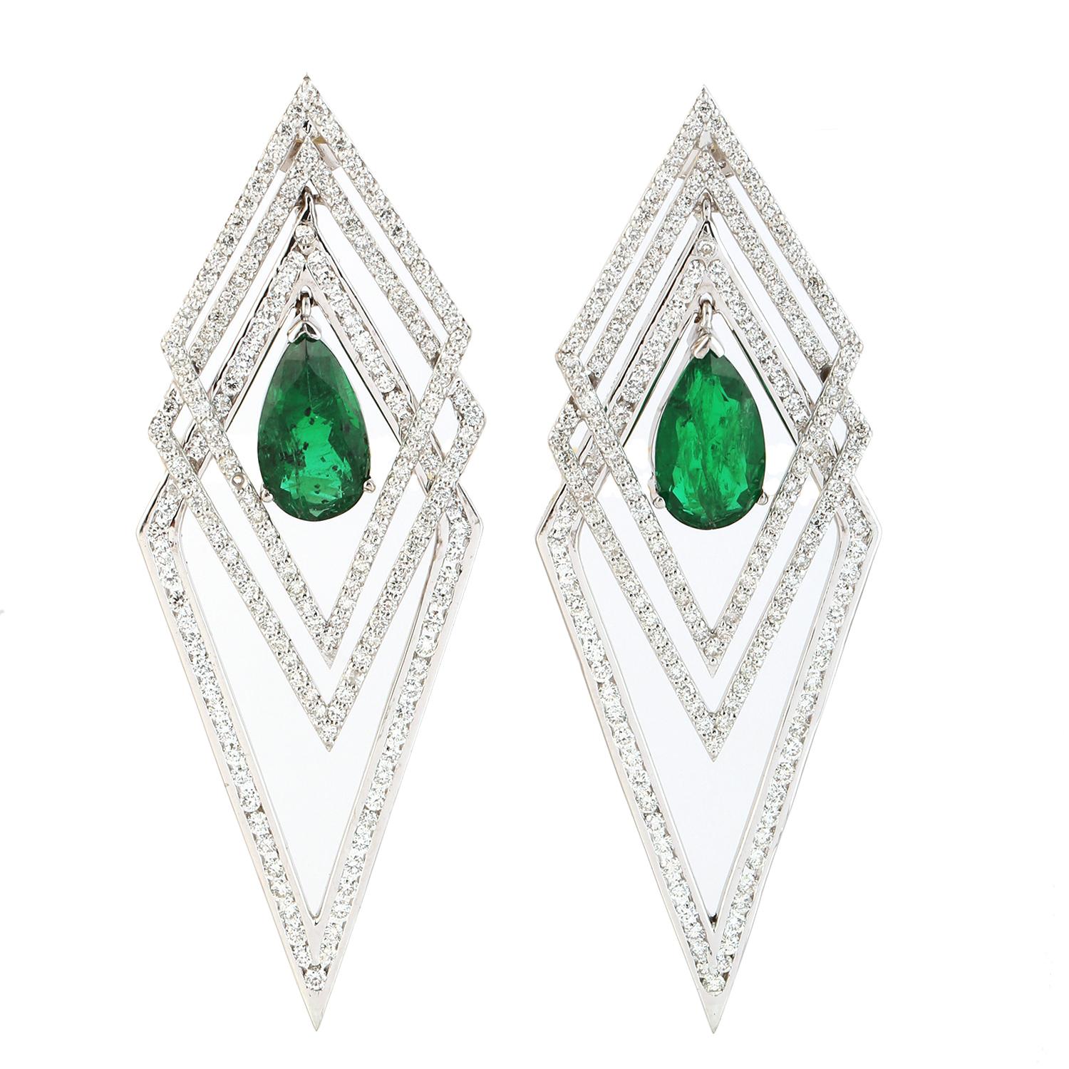 Orecchini pendenti con smeraldo a forma di pera e diamanti con design a rombo 7,06ct In condizioni Nuovo in vendita a New York, NY