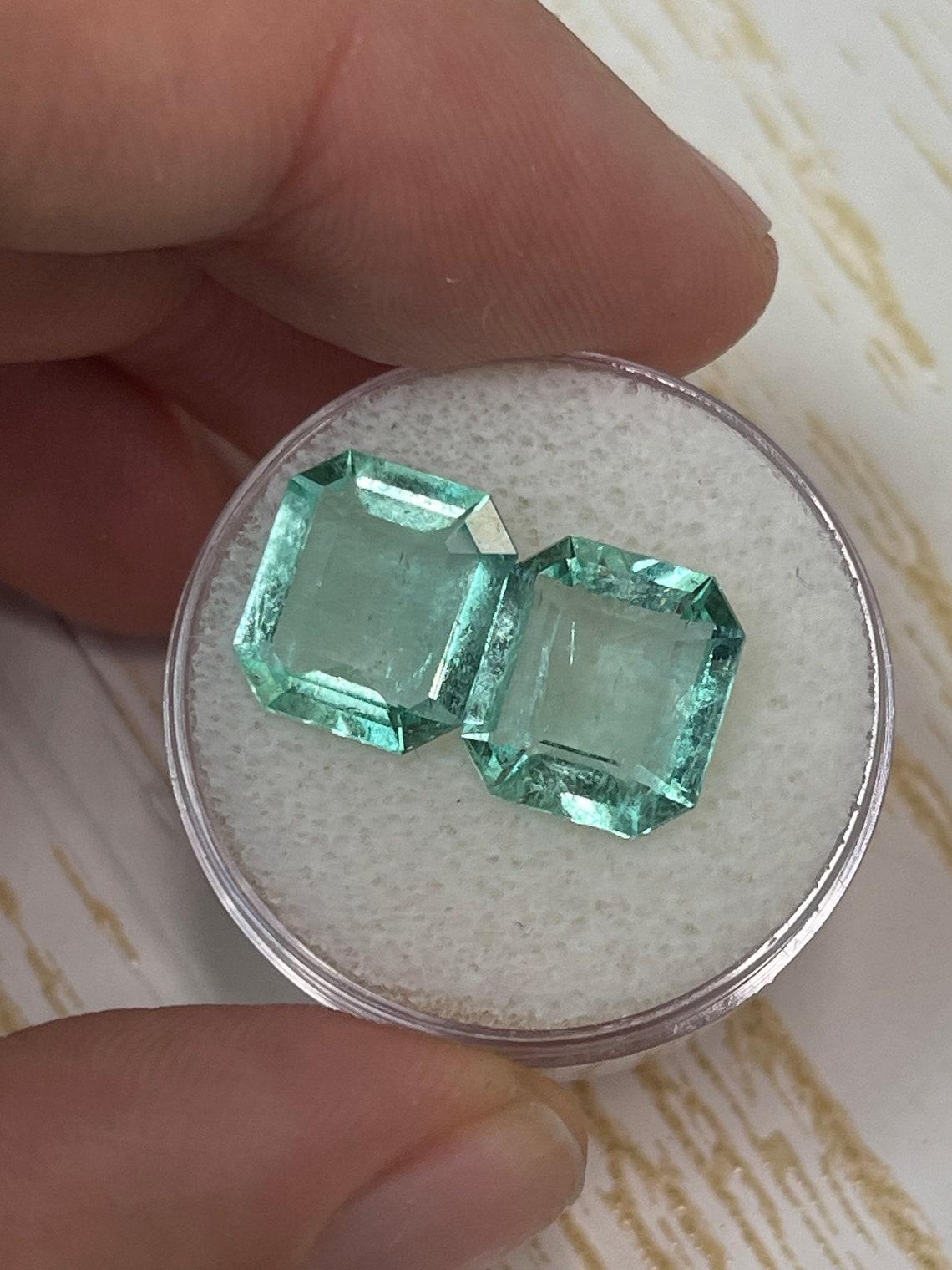 A. Stone: Smeraldo
Peso totale: 7,06-tcw
Forma: Taglio smeraldo
Chiarezza: Trasparente
Lucentezza: Molto buono
Colore: Verde chiaro
Misure: 10.86mm x 9.53mm x 4.68mm // 10.82mm x 9.69mm x 5.07mm
Origine geografica: Colombia
Trattamento: Naturale,