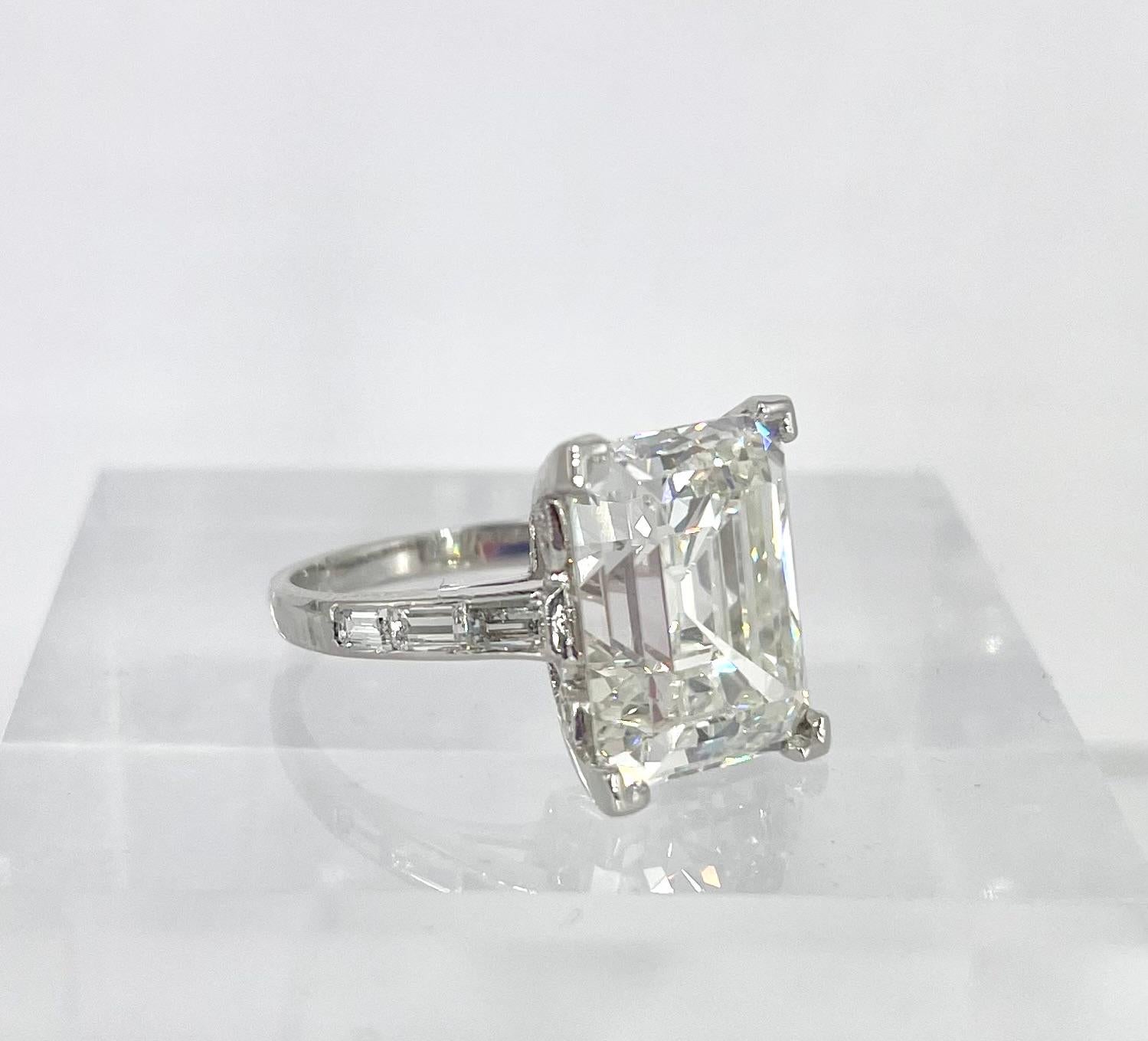 7.07 carat Emerald Cut Vintage Engagement Ring with Baguette Band  In Excellent Condition For Sale In New York, NY