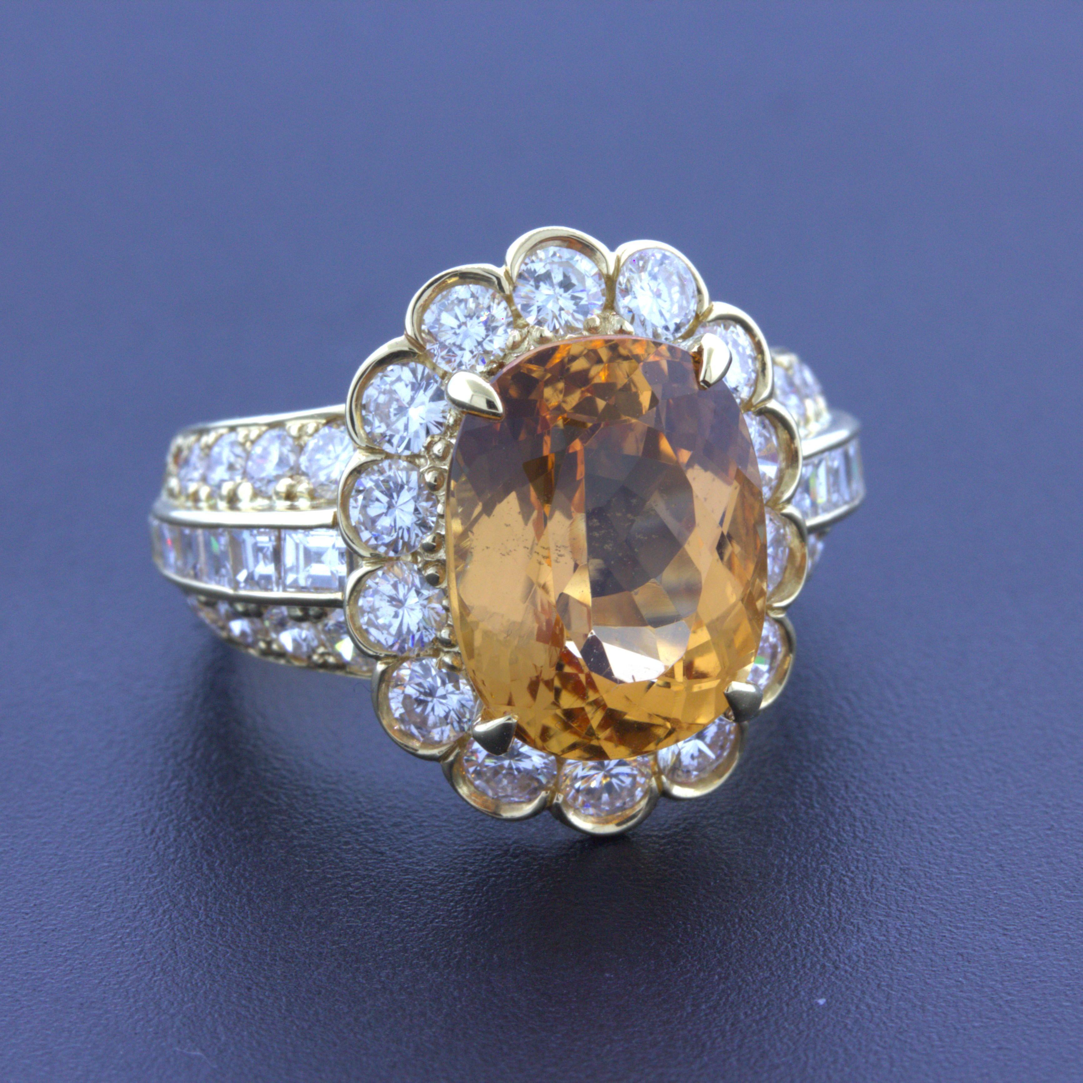 Cette bague chic et élégante est ornée d'une topaze impériale de 7,07 carats de forme ovale. La topaze a une riche couleur jaune orangée qui rayonne à la lumière. Elle est complétée par 2,45 carats de diamants ronds de taille brillante et carrée