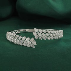 7,07-Karat-Armreif aus 18-karätigem Weißgold mit natürlichen Diamanten im Birnen- und Smaragdschliff