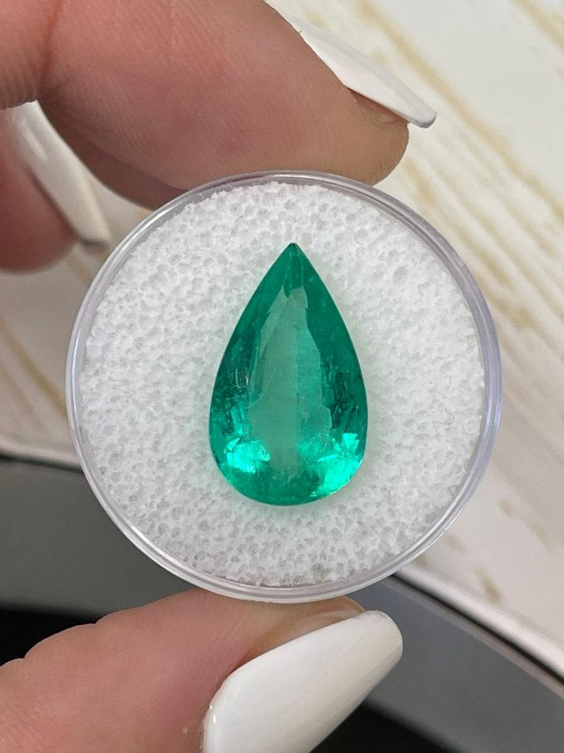 Piedra: Esmeralda
Peso: 7,08 quilates
Forma: Corte Pera
Claridad: Transparente
Lustre: Excelente-Muy bueno
Color: Verde azulado brillante
Medidas: 17,34 mm x 10,46 mm x 7,46 mm
Origen geográfico: Colombia
Tratamiento: Natural,
