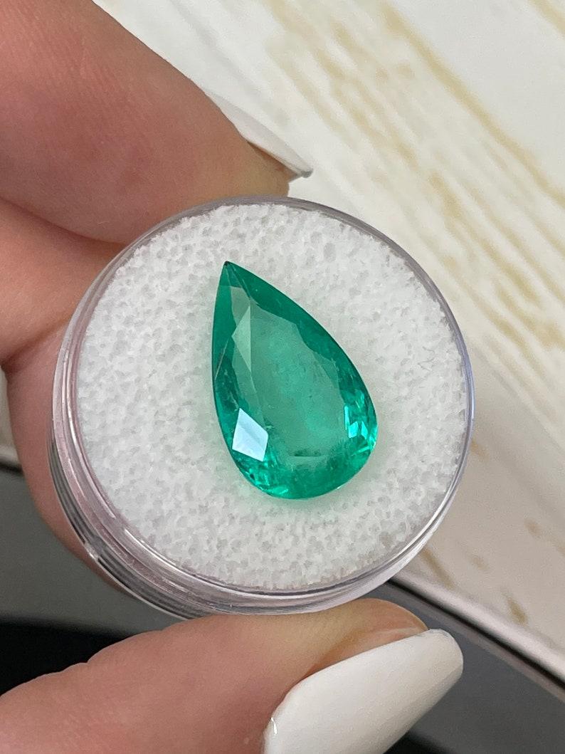 Esmeralda colombiana vivaz de 7,08 quilates 17x10,5 - Gema natal de mayo talla pera Moderno en venta