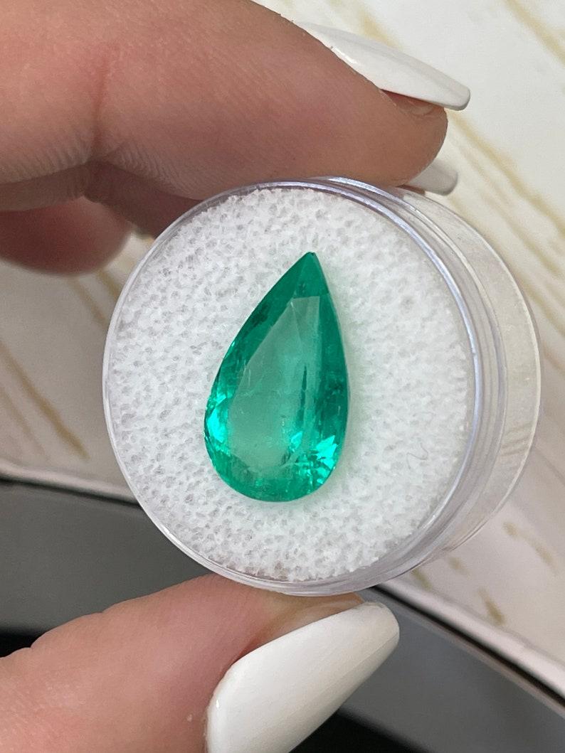 Esmeralda colombiana vivaz de 7,08 quilates 17x10,5 - Gema natal de mayo talla pera Corte pera en venta