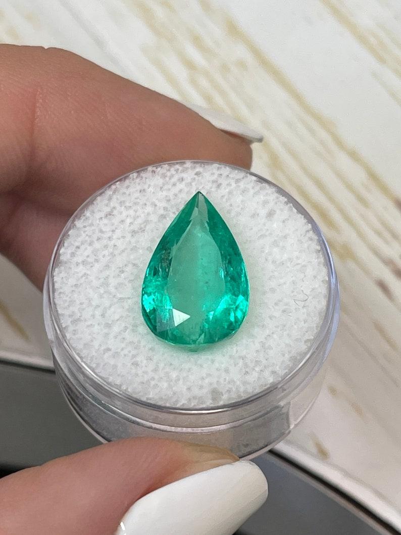 Esmeralda colombiana vivaz de 7,08 quilates 17x10,5 - Gema natal de mayo talla pera en Nuevo estado para la venta en Jupiter, FL