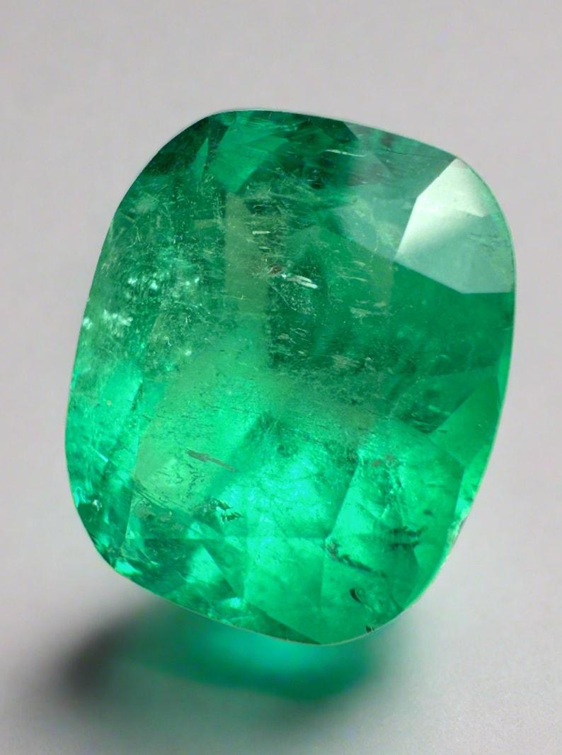 A. Stone: Smeraldo
Peso: 7,08 carati
Forma: Taglio a cuscino
Chiarezza: Trasparente
Lucentezza: Molto buono
Colore: Verde giallastro Muzo
Misure: 13,15 mm x 11,09 mm x 8,08 mm
Origine geografica: Colombia
Trattamento: Naturale, oliatura

Commenti: A