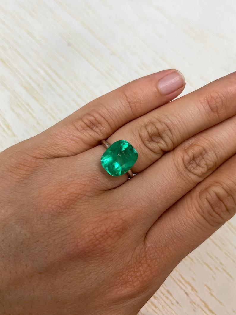 7,08 carati di smeraldo colombiano verde Muzo - gemma sciolta autentica con taglio a cuscino in vendita 3