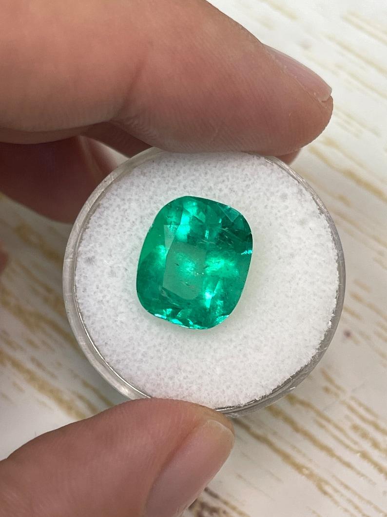 Donna 7,08 carati di smeraldo colombiano verde Muzo - gemma sciolta autentica con taglio a cuscino in vendita