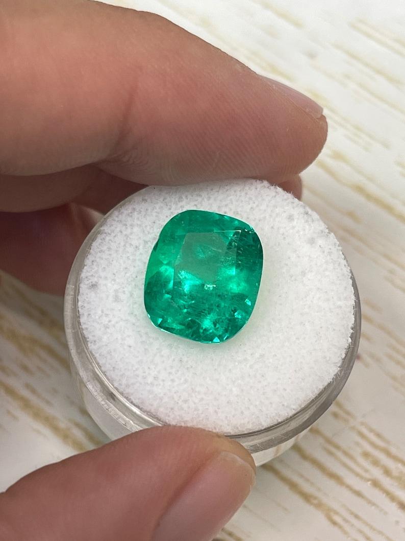 7,08 carati di smeraldo colombiano verde Muzo - gemma sciolta autentica con taglio a cuscino In condizioni Nuovo in vendita a Jupiter, FL