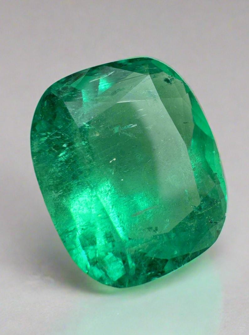 Moderno 7,08 carati di smeraldo colombiano verde Muzo - gemma sciolta autentica con taglio a cuscino in vendita