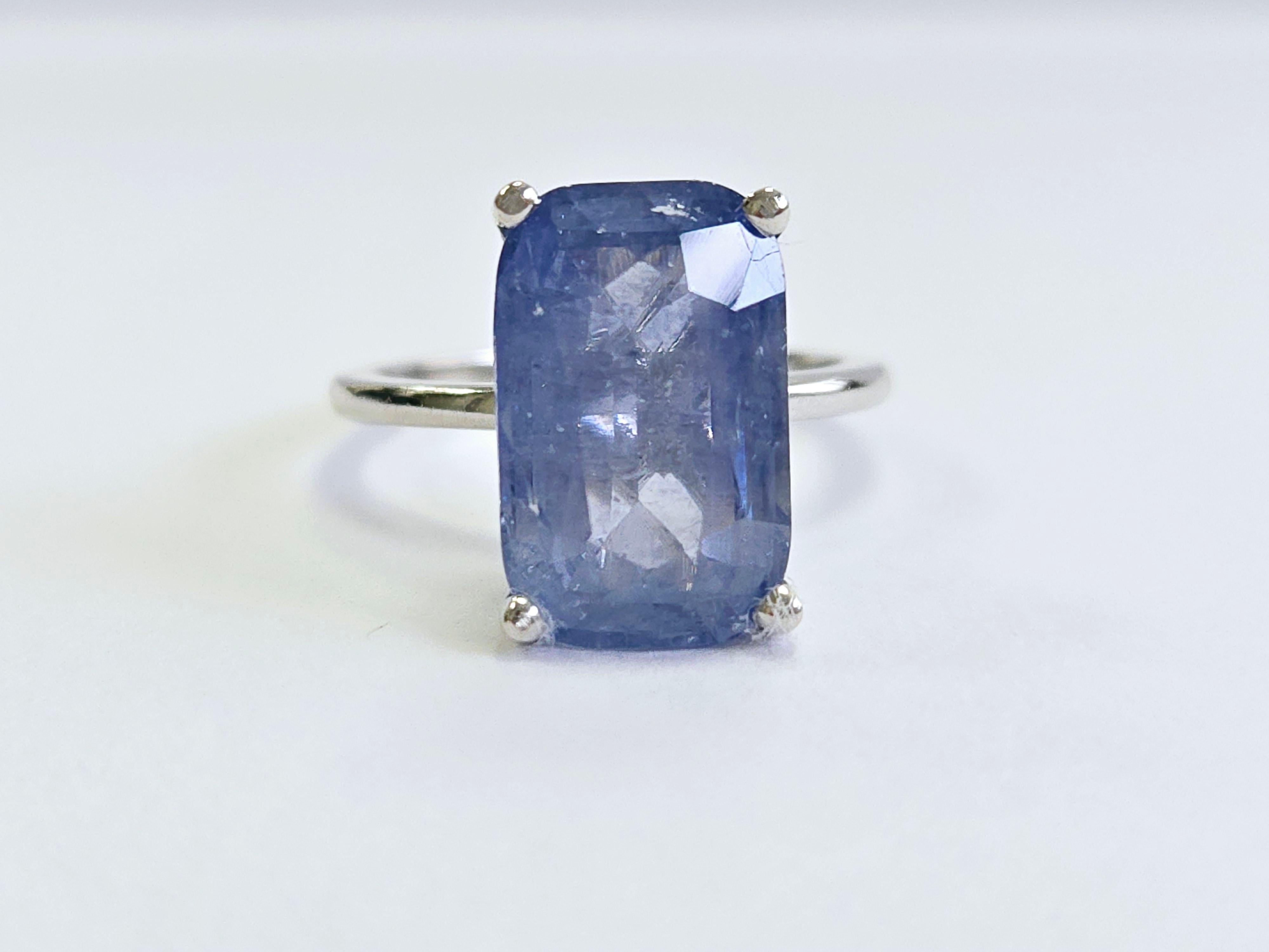 7.08 Carats Emerald Cut Pastel Natural Sapphire Ring 14 Karat White Gold

This exquisite ring features a brilliant 7.08-carat natural sapphire, cut into a perfect emerald cut, set in a luxurious 14-karat white gold band. The sapphire's rich color