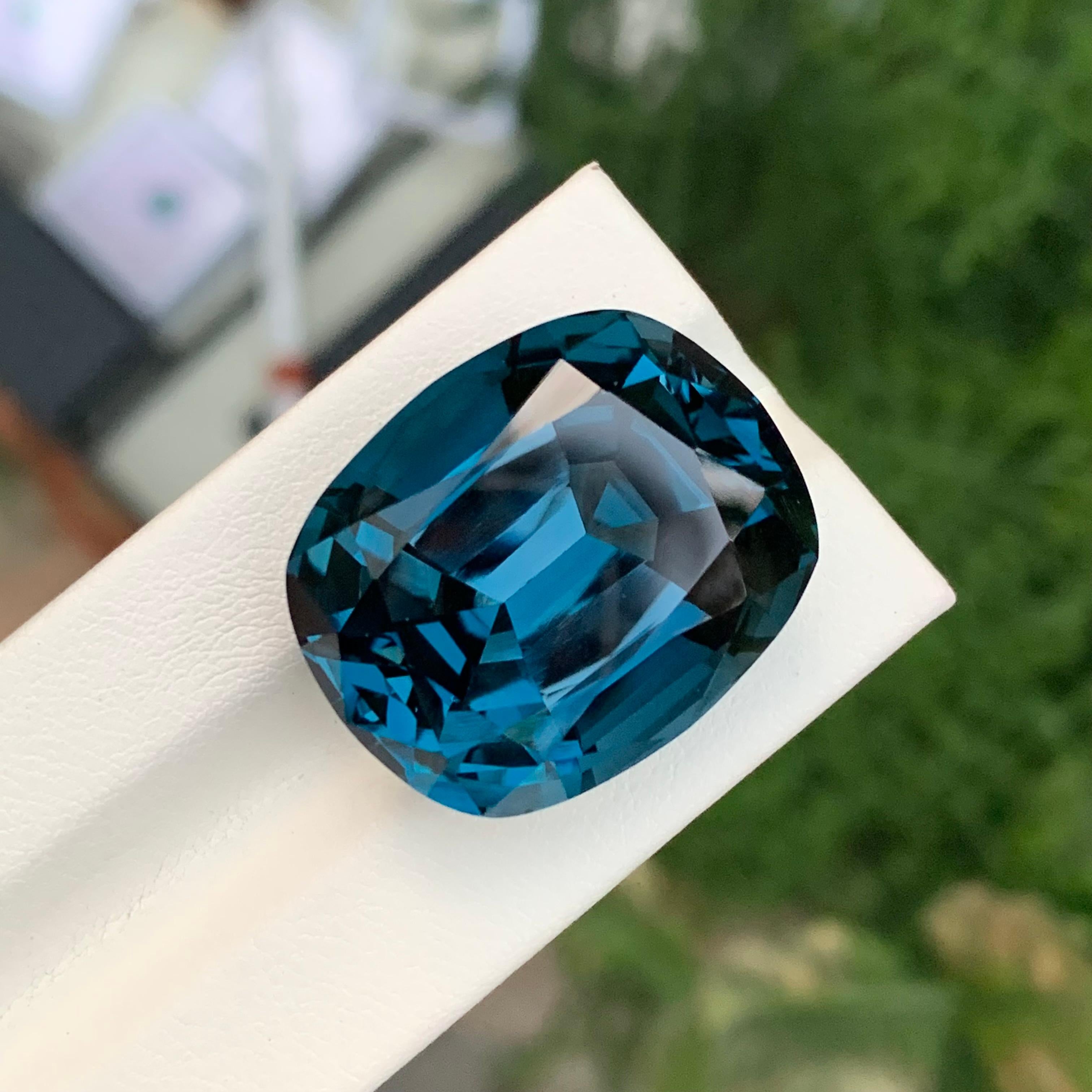 Topaze bleue londonienne élégante en forme de coussin de 70,80 carats 4