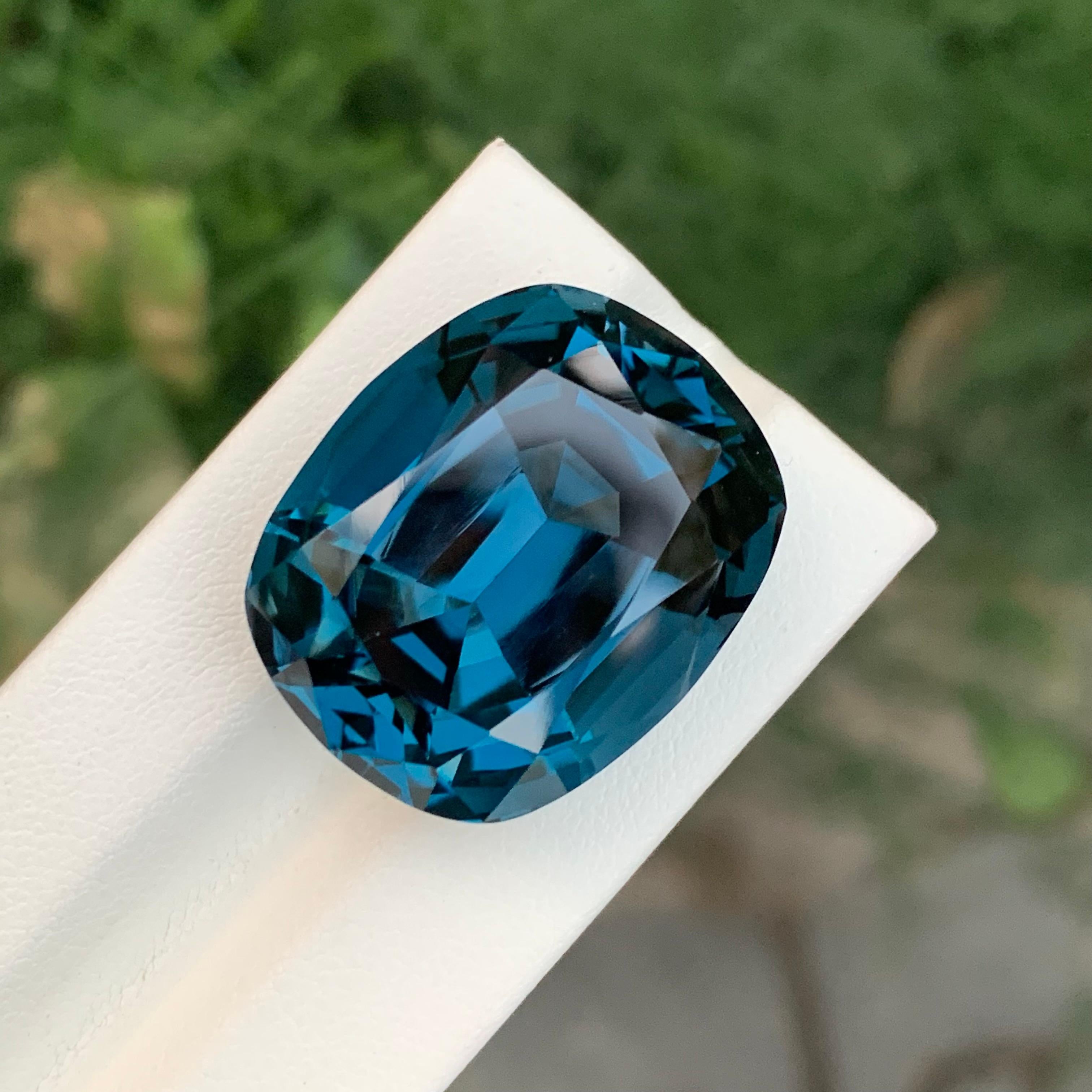 Topaze bleue londonienne élégante en forme de coussin de 70,80 carats 5