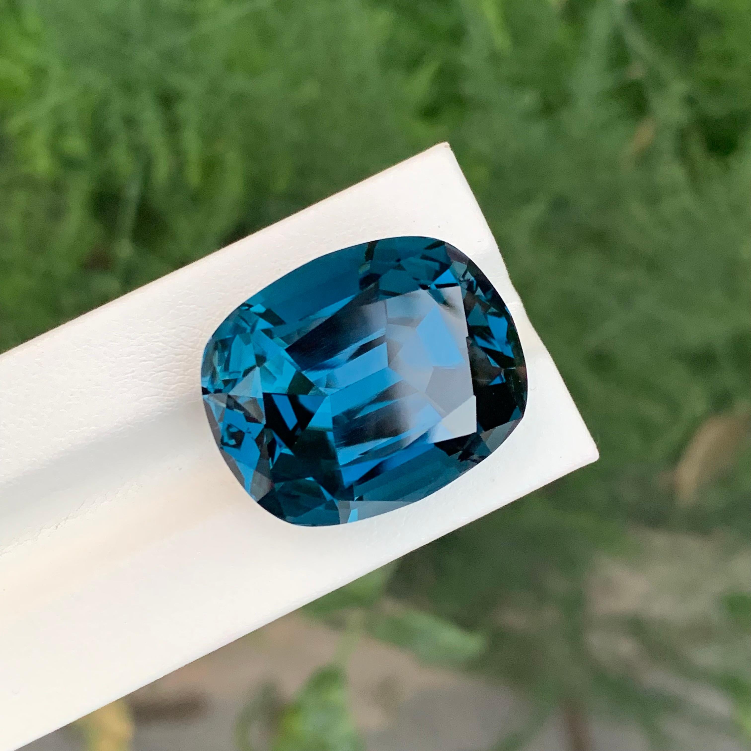 Topaze bleue londonienne élégante en forme de coussin de 70,80 carats Neuf à Peshawar, PK