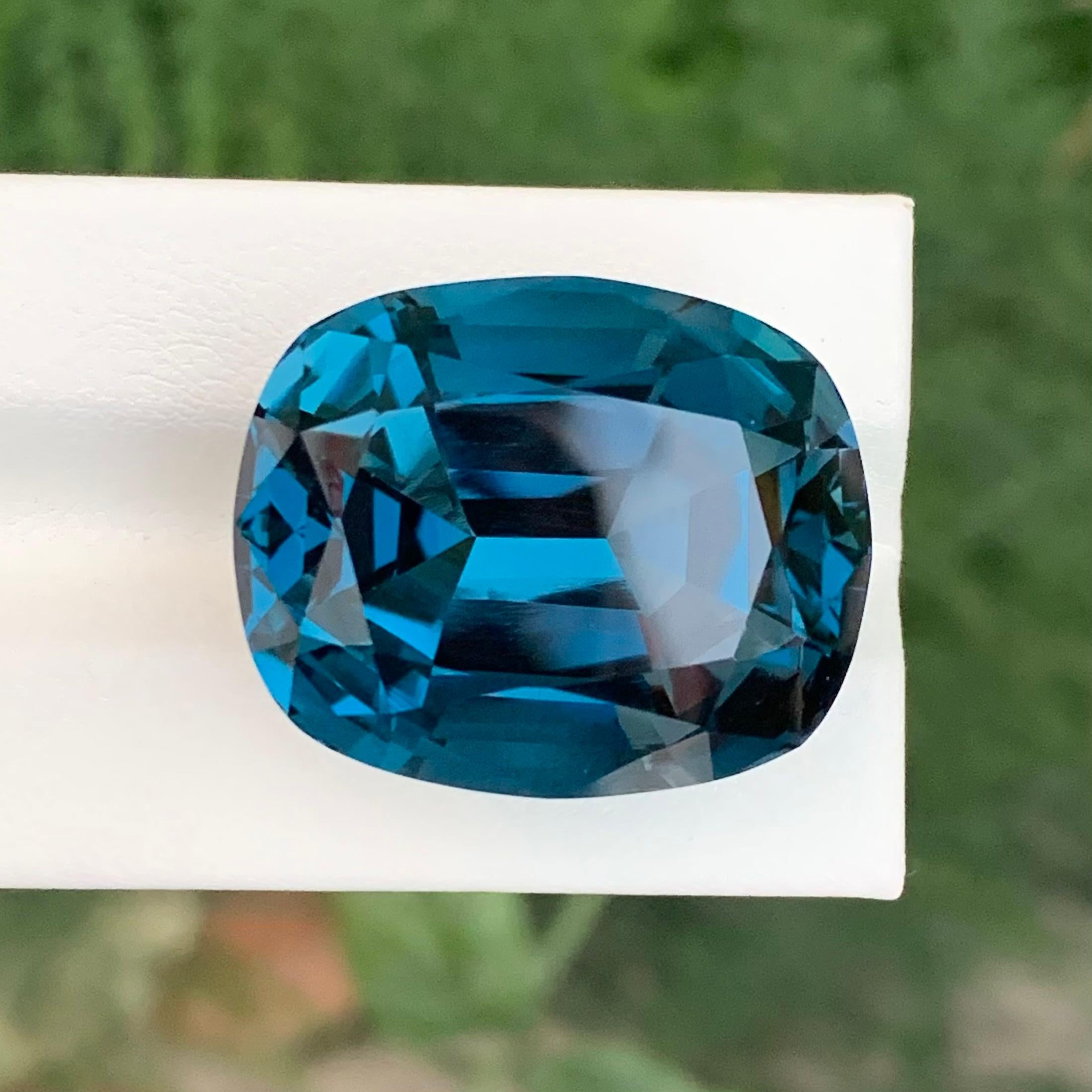 Topaze bleue londonienne élégante en forme de coussin de 70,80 carats 3