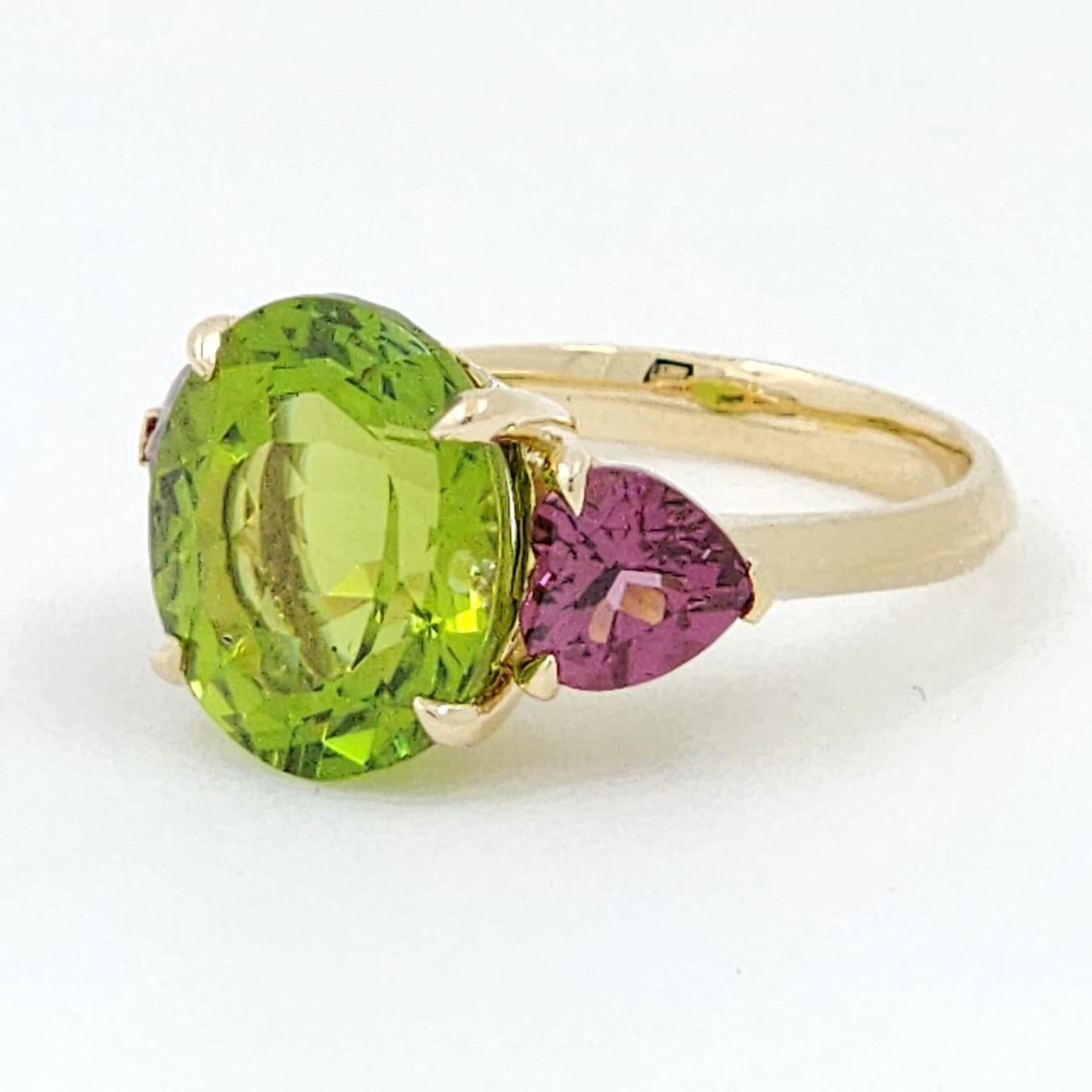 Contemporary 7.08Ct Peridot 1.97Ct Garnet and Diamond Ring in 14 Karat Yellow Gold For Sale