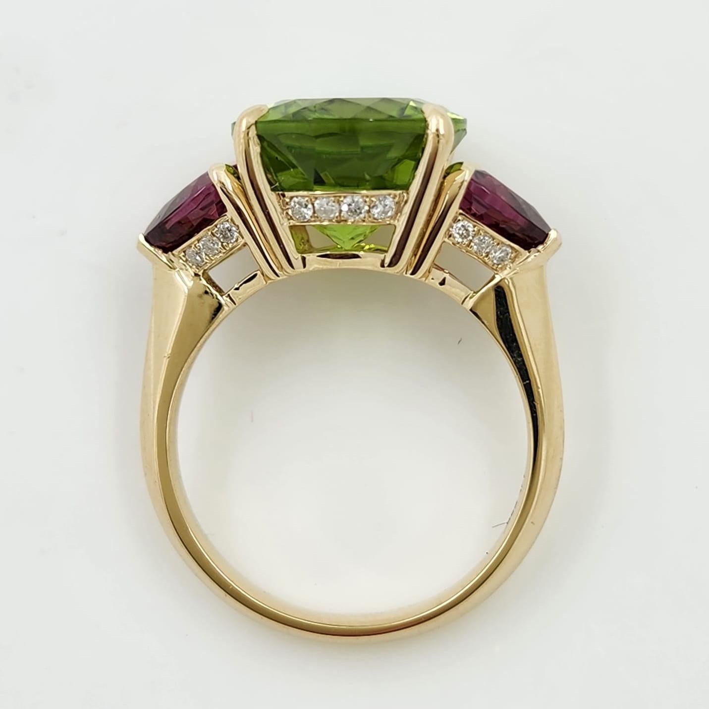 7.08Ct Peridot 1.97Ct Garnet and Diamond Ring in 14 Karat Yellow Gold In New Condition For Sale In Hong Kong, HK
