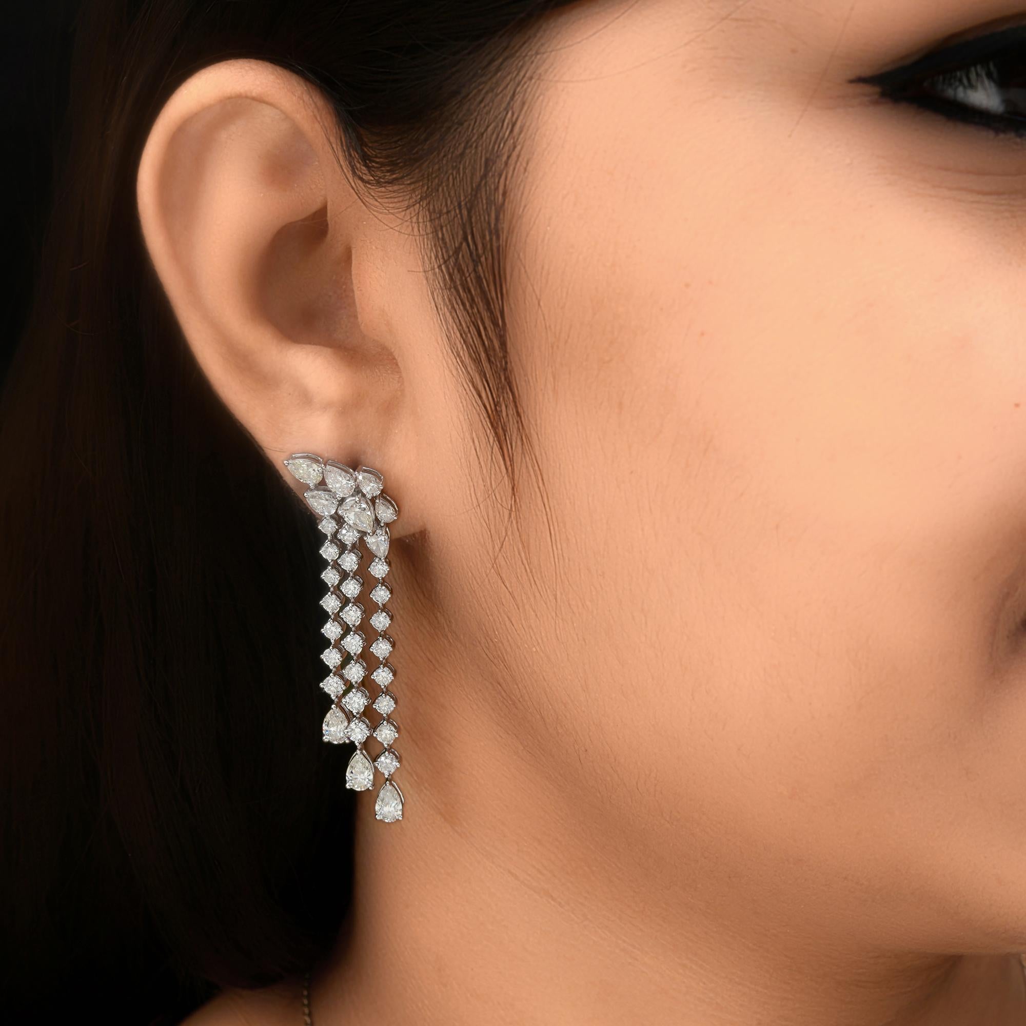 7.08Ct SI/H Diamond Cluster Dangle Drop Earrings 18k Weißgold Alle Zölle gezahlt
Diese eleganten Tropfenohrringe bestehen im oberen Teil aus einer Gruppe von Diamanten im Marquise- und Birnenschliff. Vom Cluster aus fallen drei Reihen von Diamanten