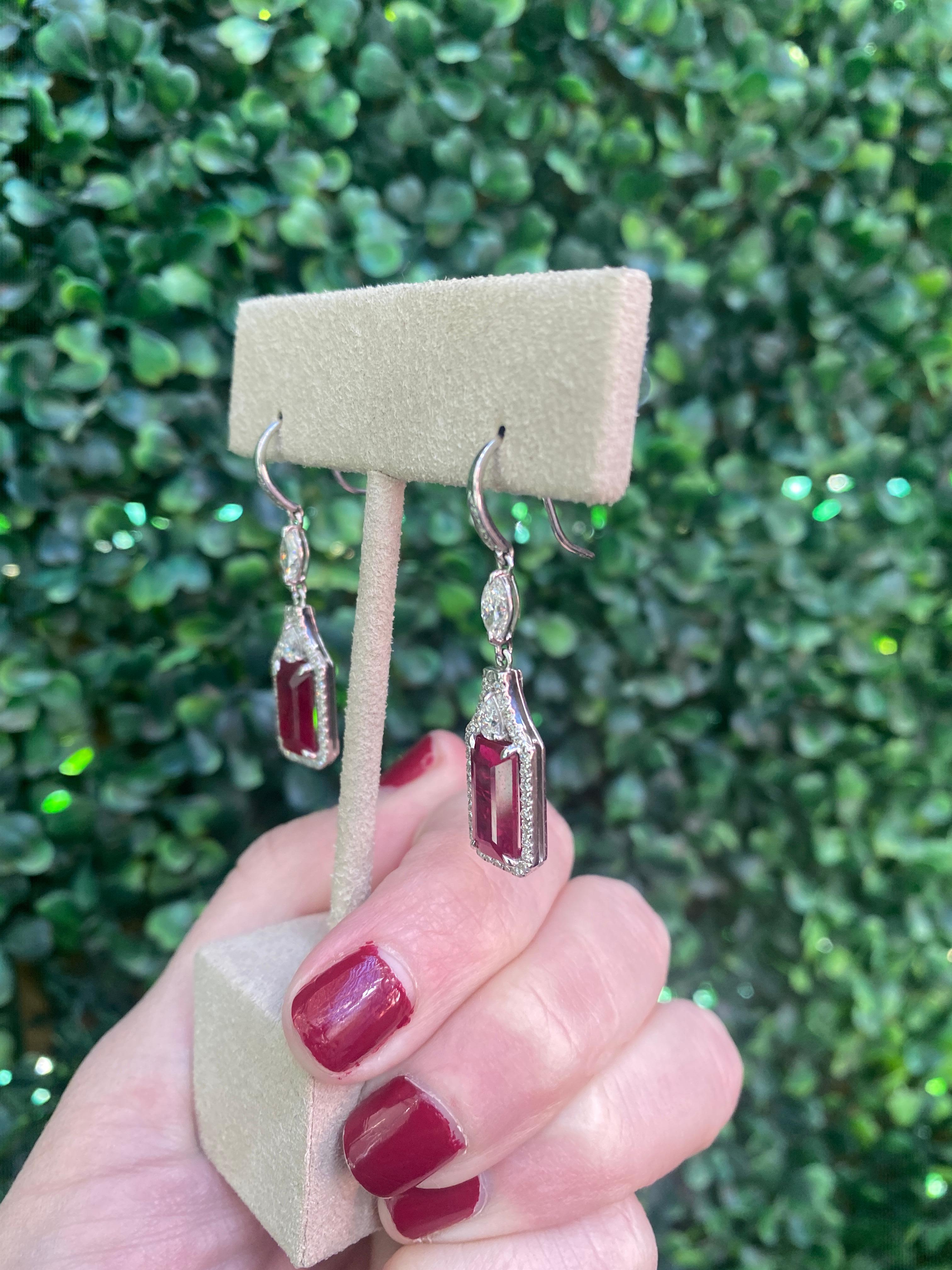 7,08ctw Smaragdschliff natürlicher Rubin Ohrringe mit 1,44ctw Diamanten akzentuiert im Zustand „Neu“ im Angebot in Houston, TX