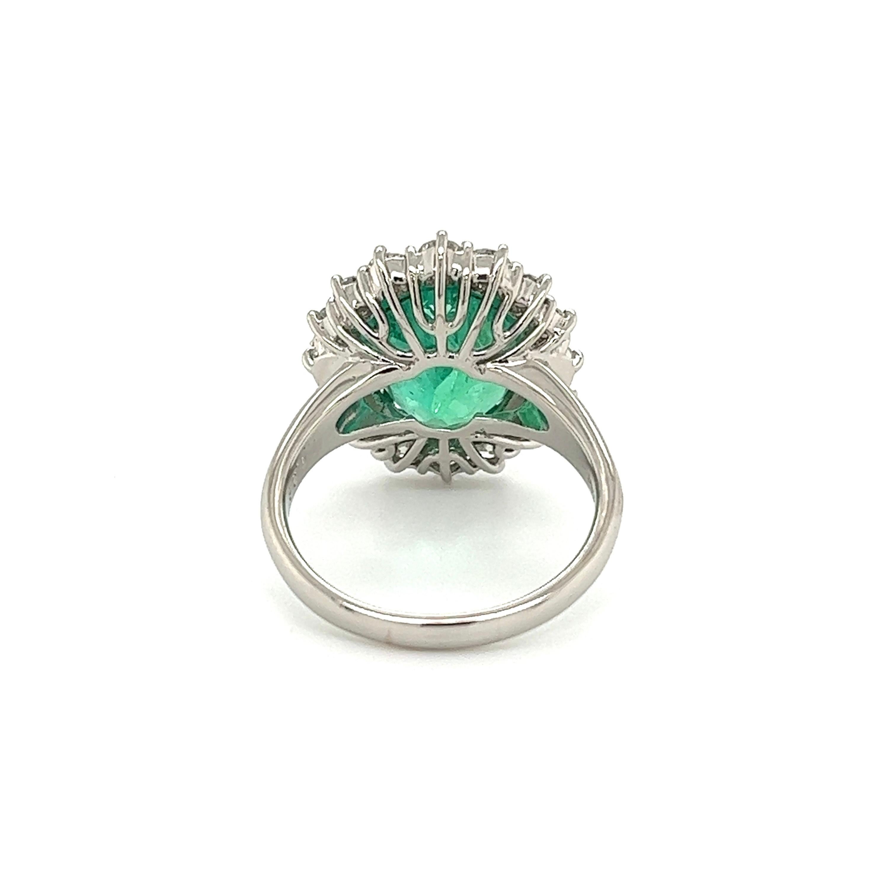 7.09 Carat Emerald GIA and Diamond Platinum Cocktail Ring Estate Fine Jewelry In Excellent Condition For Sale In Montreal, QC
