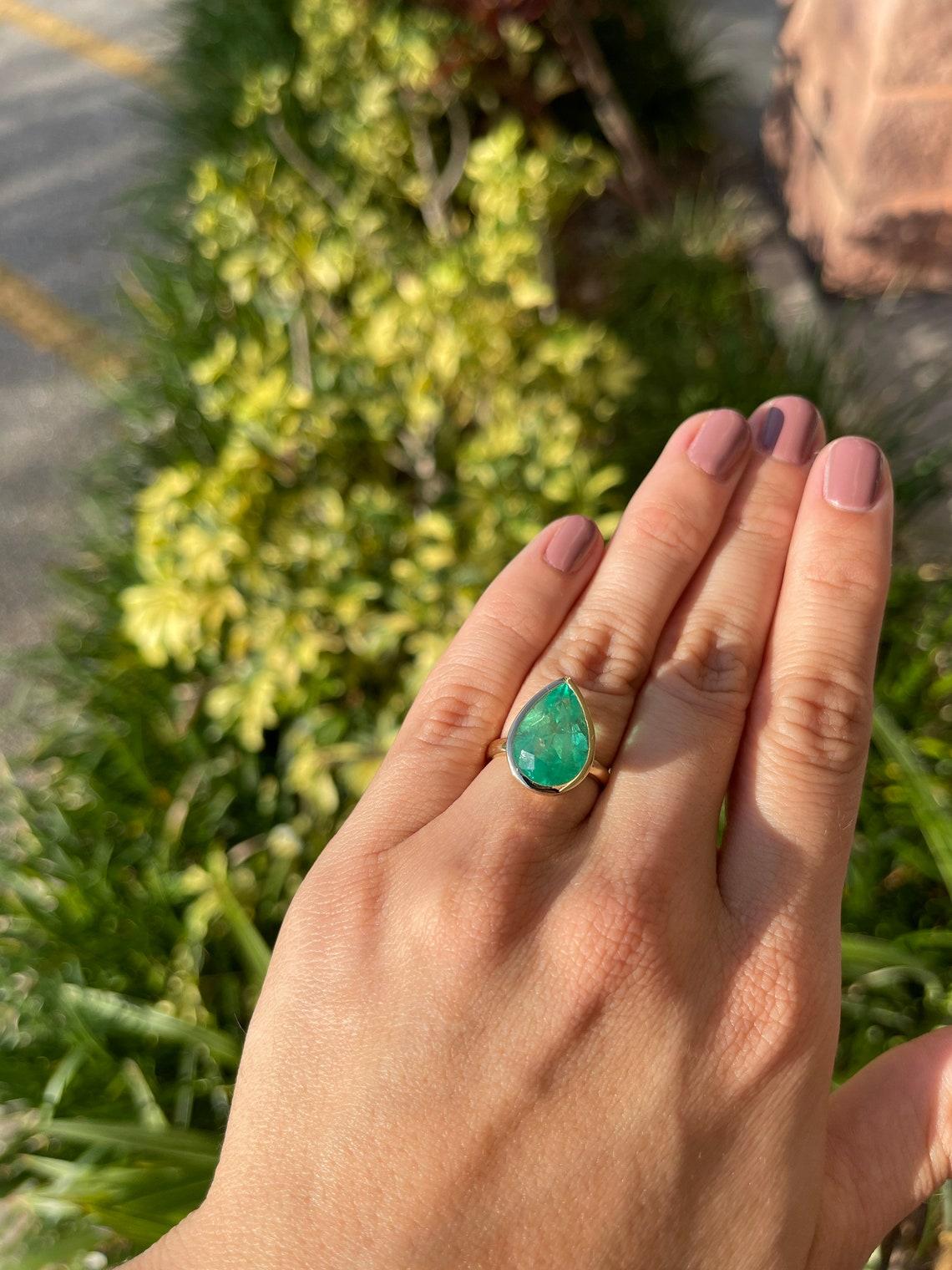 Women's 7.0ct 18K Colombian Emerald Pear Cut Bezel Solitaire Ring For Sale
