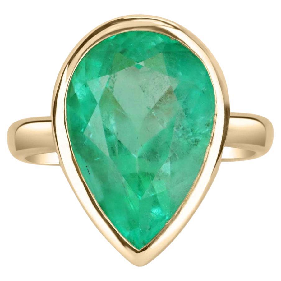 Bague solitaire à chaton en or 18 carats avec émeraude de Colombie taille poire de 7,0 carats en vente