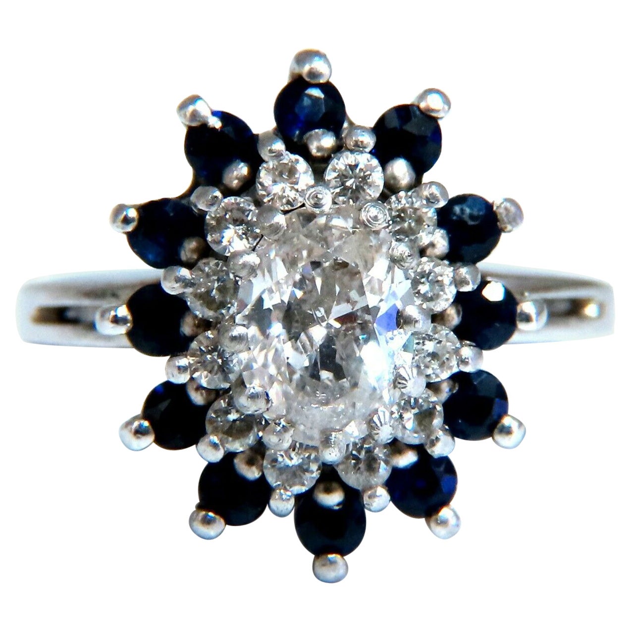 Anello di platino con diamante ovale naturale e zaffiro a grappolo da 0,70 ct. in vendita