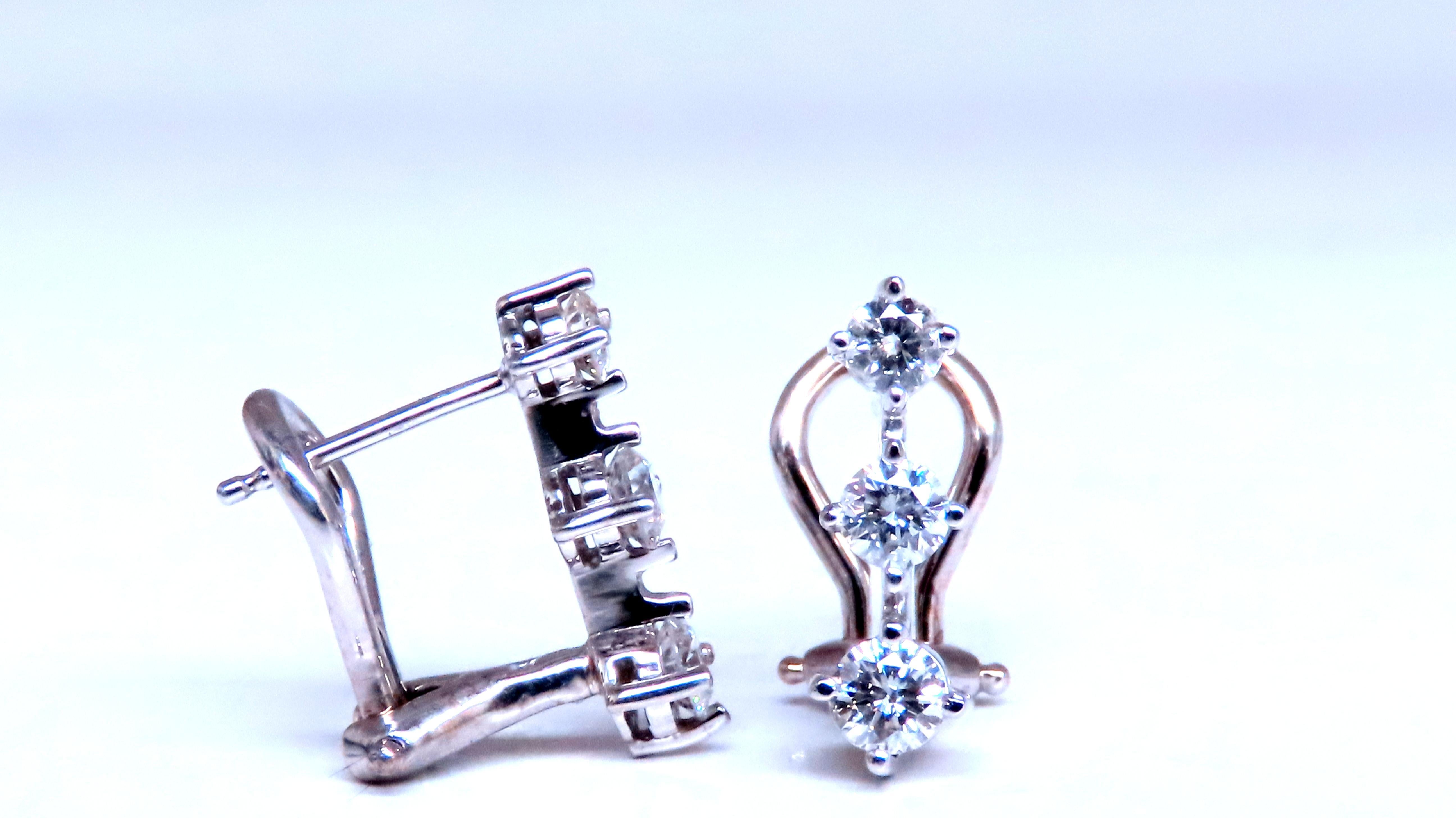 .70ct diamantes naturales
cortes completos redondos brillantes 
g-color si-1 claridad 
Oro blanco de 14 quilates 
clip omega 
2,8 gramos 
14 x 4mm