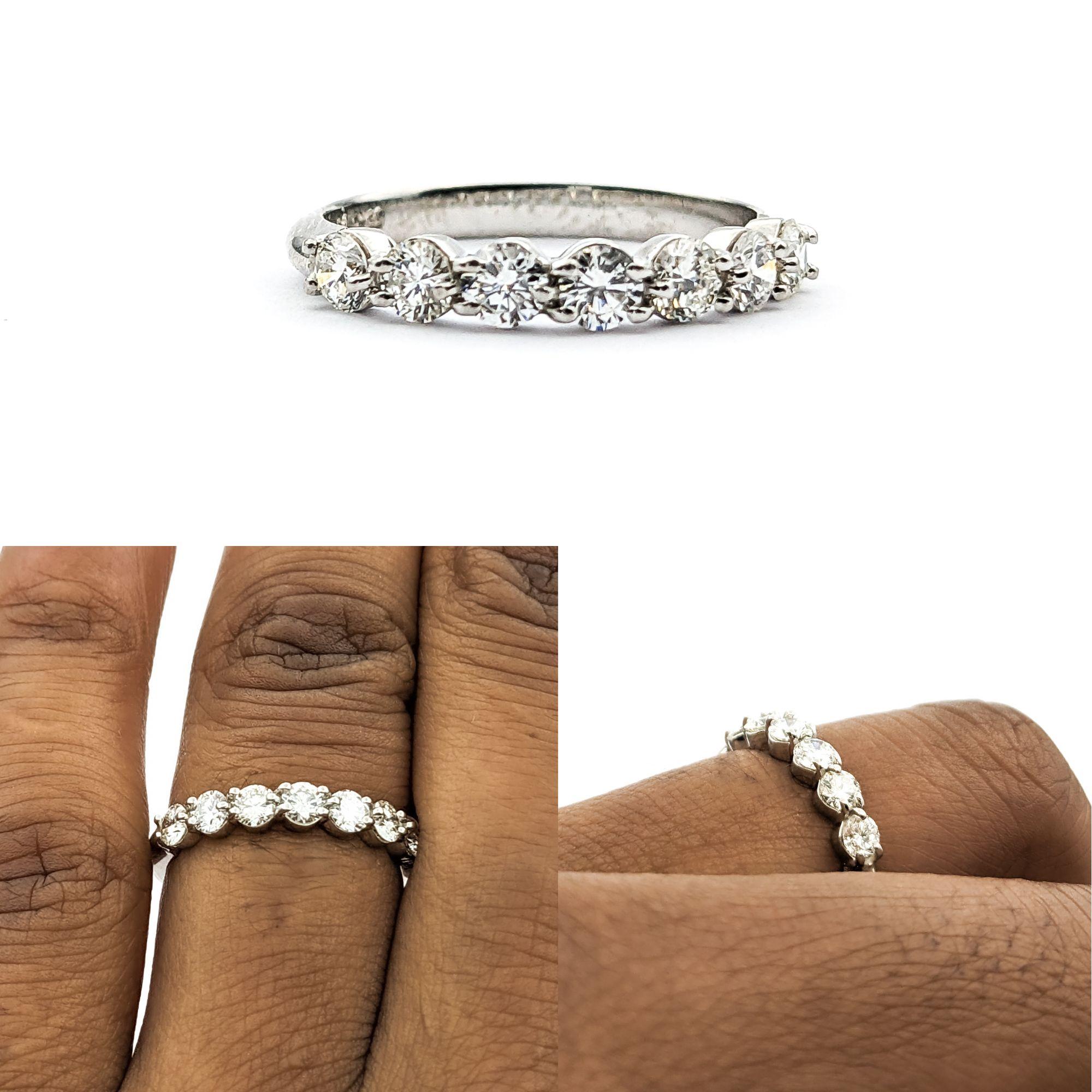 .70ctw Diamant 7 Stein Brautring in Platin

Wir stellen Ihnen diesen exquisiten, meisterhaft aus Platin gefertigten 7-Stein-Brautring vor. Dieser Ring präsentiert 0,70 ct Diamanten, die für ihre Reinheit (VS) und ihren nahezu farblosen Farbton