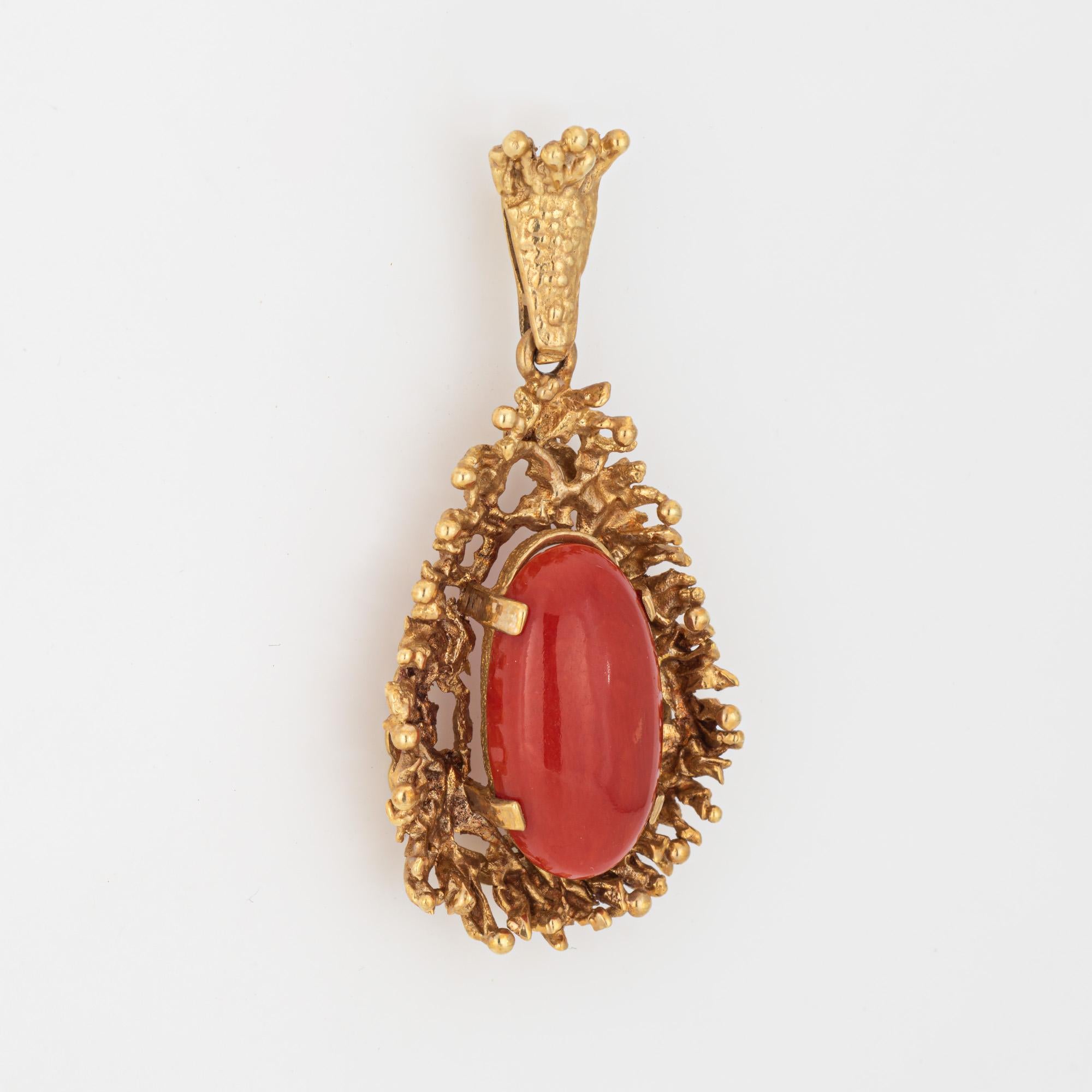 Fein gearbeiteter Anhänger aus roter Koralle in 14-karätigem Gelbgold (ca. 1970er Jahre).  

Die Koralle im Cabochon-Schliff misst 18 mm x 10 mm. Die Koralle ist in gutem Zustand mit einigen leichten Oberflächenabschürfungen, die unter einer